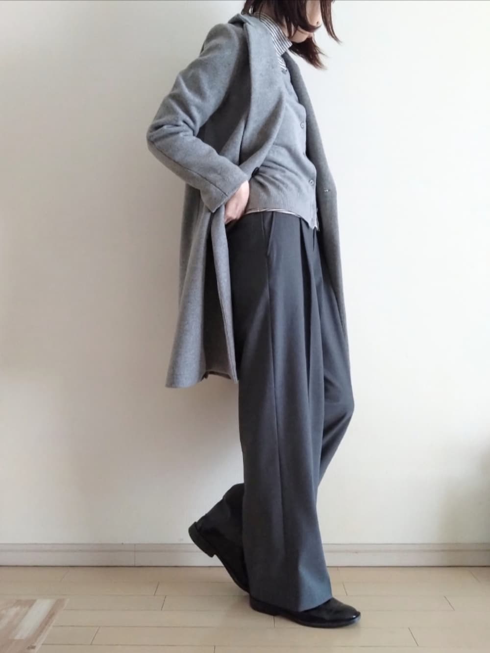 グレー系のチェスターコート、その他のTシャツ/カットソー、グレー系のカーディガン/ボレロを着用したレディースの冬コーディネートの1枚目の写真