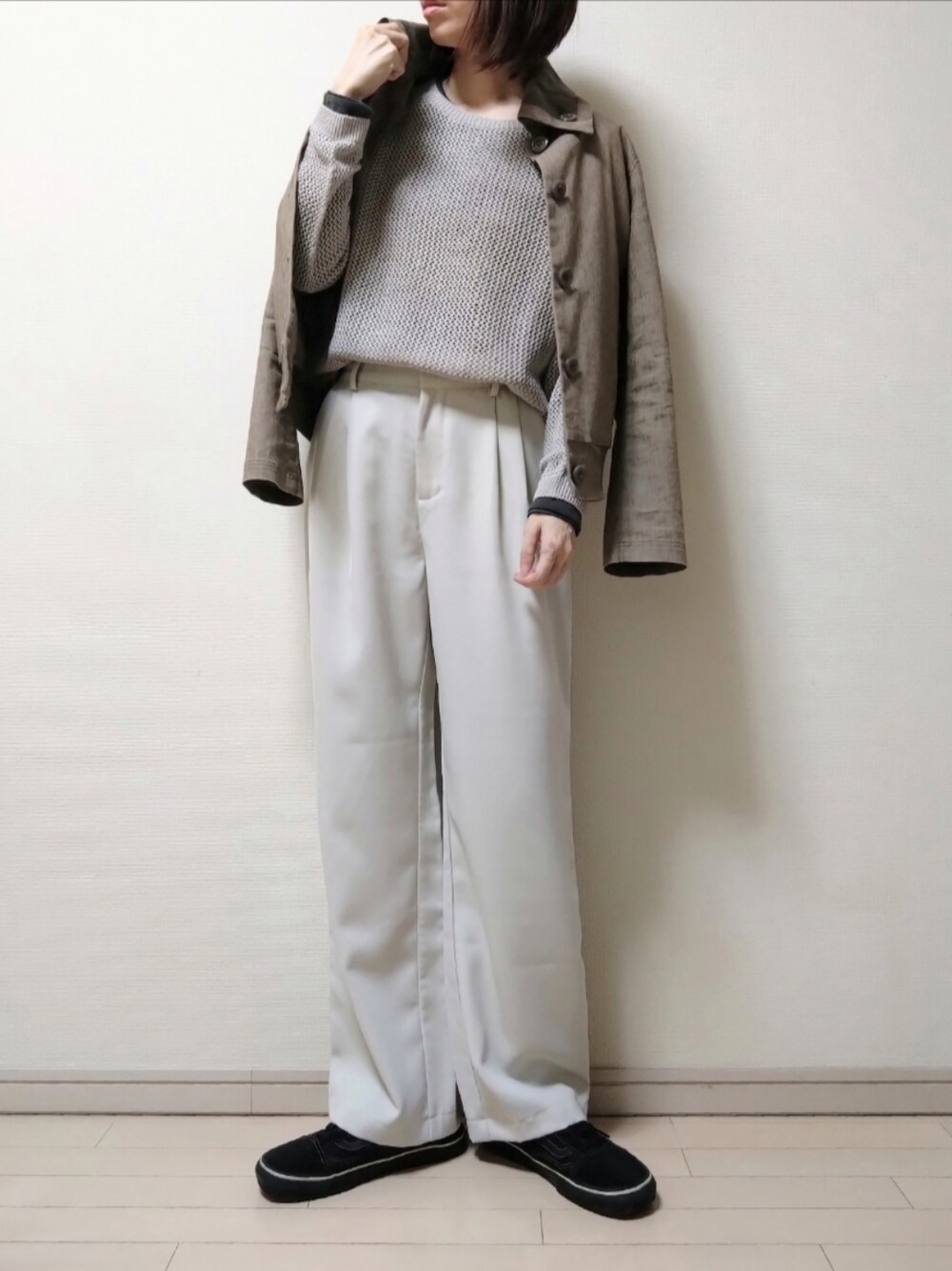 ブラウン系のブルゾン、グレー系のニット/セーター、グレー系のTシャツ/カットソーを着用したレディースの春コーディネートの1枚目の写真