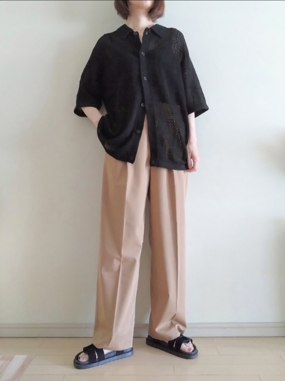 「プチプラ、GU、UNIQLO、SHEIN、シンプルコーデ、メッシュニット、襟付きニット、襟付きトップス、ワイドパンツ、サンダル、厚底サンダル、ブラック×ベージュ、ゆるコーデ、初夏コーデ、夏コーデ」｜「GUのMENS ウォッシャブルメッシュニットシャツ(5分袖) サイズ：L／カラー：09 BLACK（シャツ/ブラウス、ブラック系）」を使った、kazaneさん（レディース・166cm）の夏コーディネートの1枚目の写真