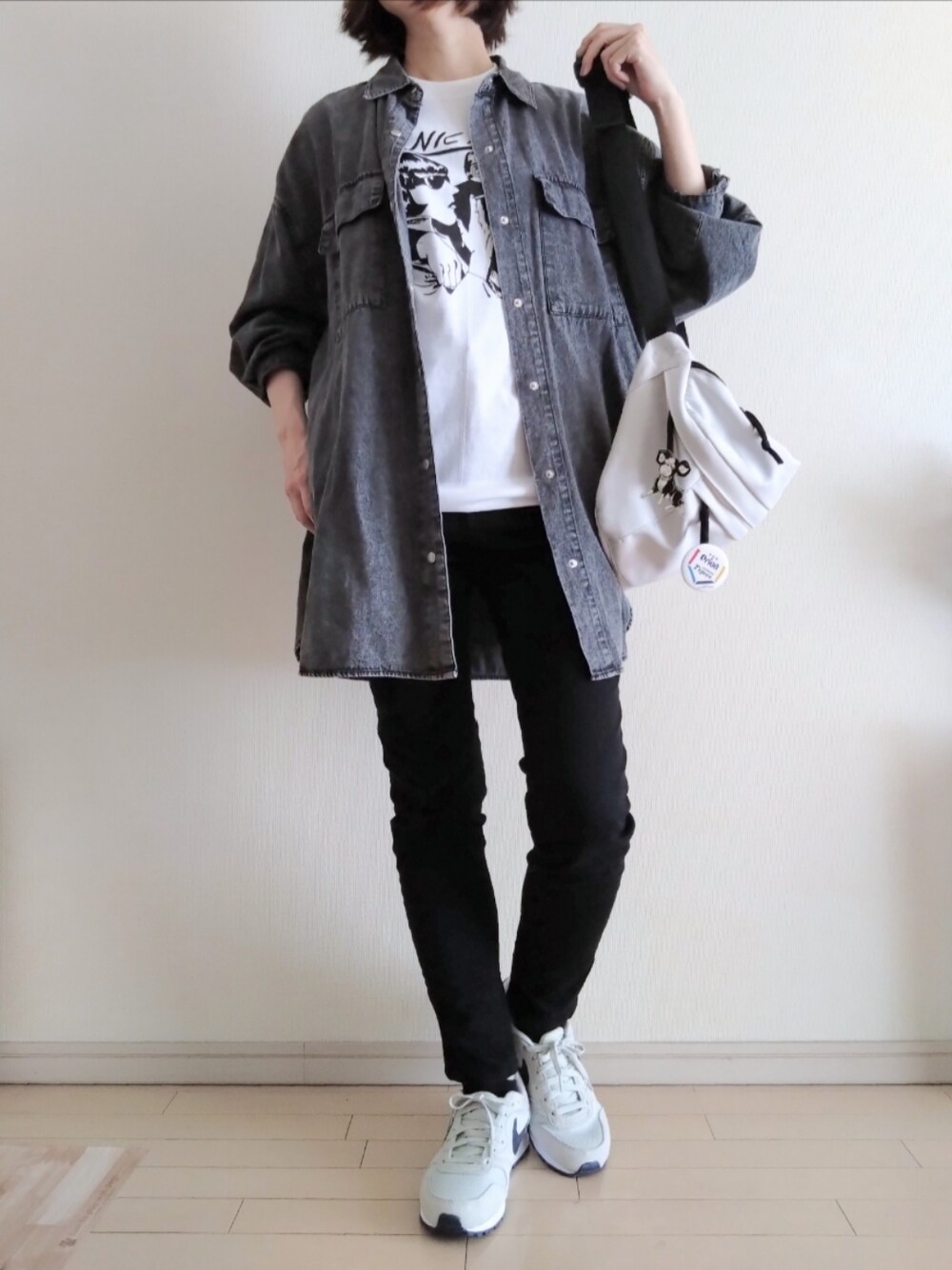 ブラック系のシャツ/ブラウス、ホワイト系のTシャツ/カットソー、ブラック系のパンツを着用したレディースの春コーディネートの1枚目の写真