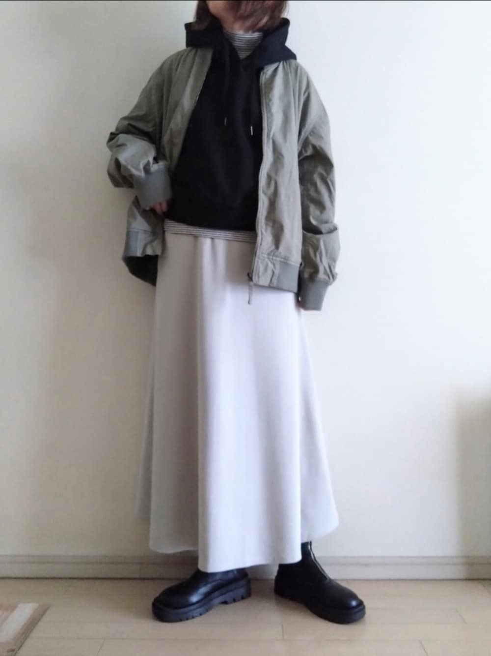 グリーン系のMA-1、ブラック系のパーカー、その他のTシャツ/カットソーを着用したレディースの秋コーディネートの1枚目の写真