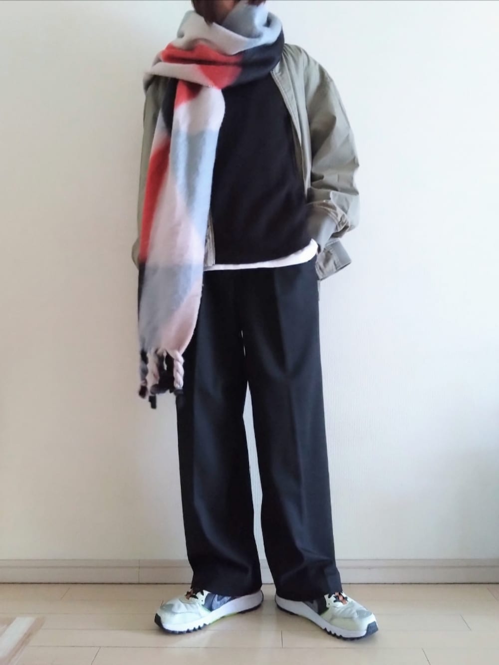 グリーン系のMA-1、ブラック系のTシャツ/カットソー、ブラック系のスラックスを着用したレディースの冬コーディネートの1枚目の写真