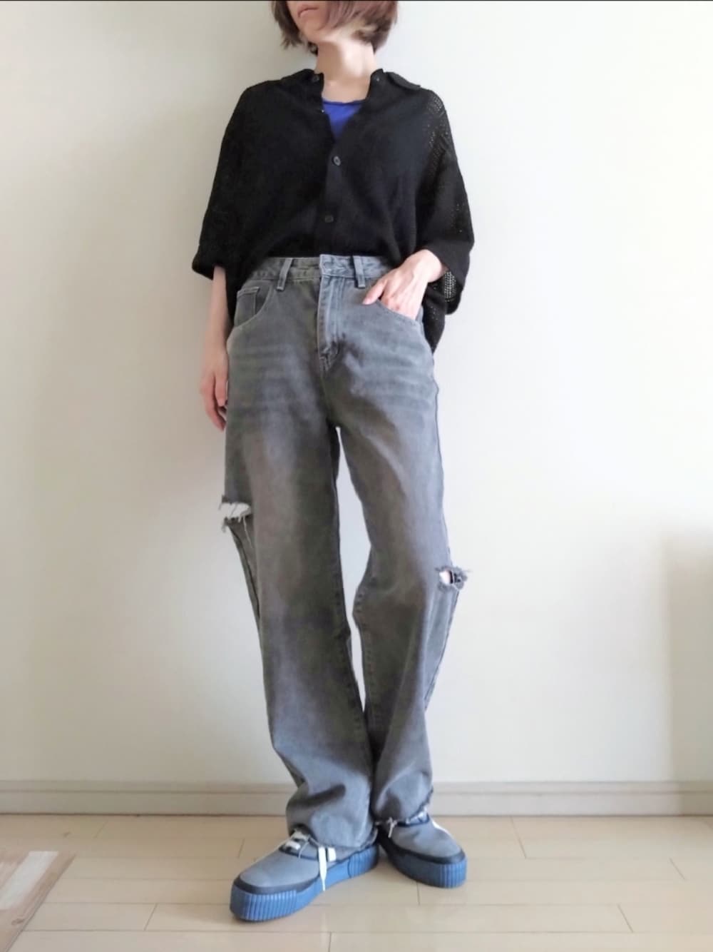 ブラック系のシャツ/ブラウス、ブルー系のTシャツ/カットソー、グレー系のデニムパンツを着用したレディースの秋コーディネートの1枚目の写真