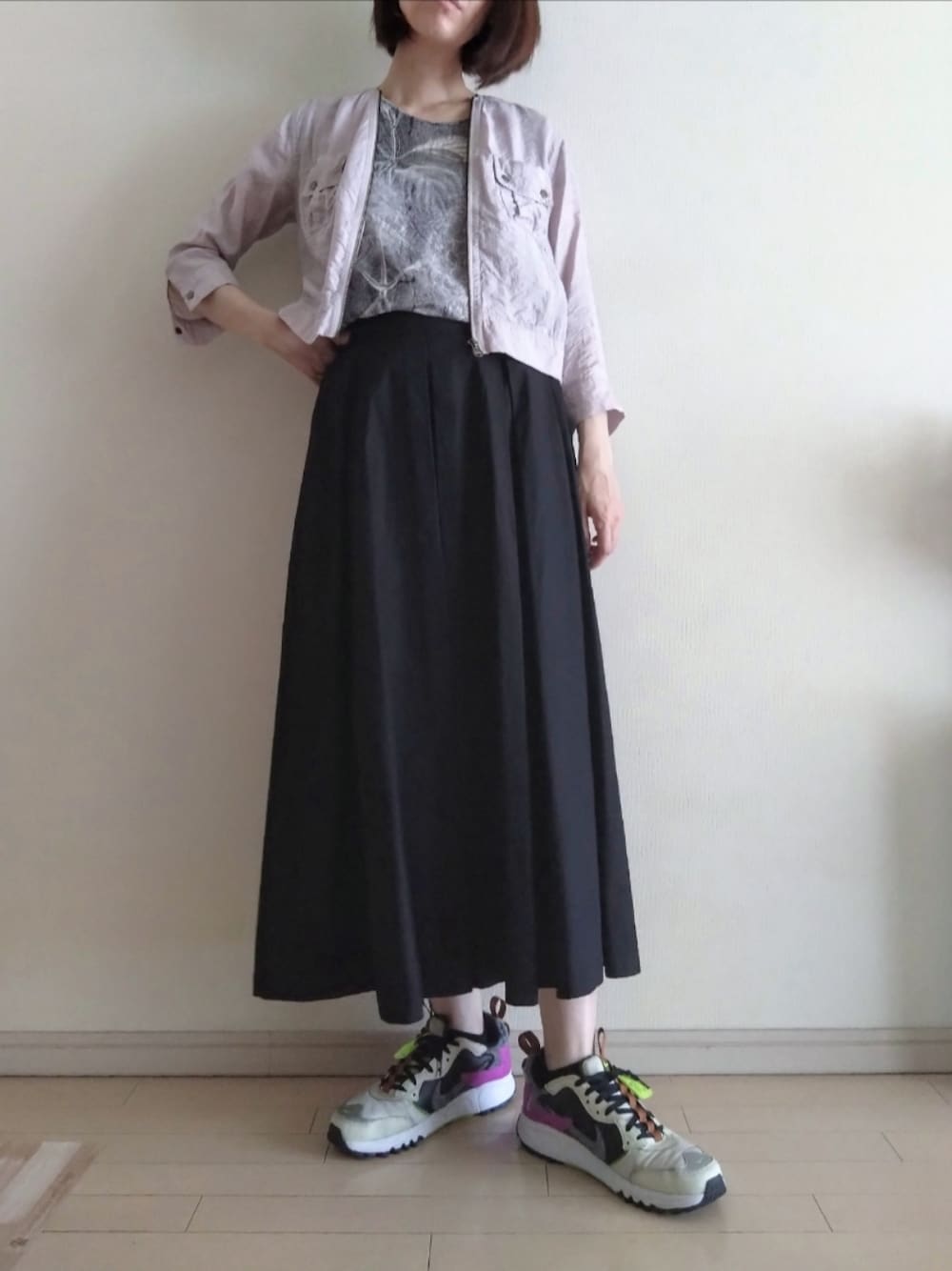 「プチプラ、シンプルコーデ、ライトアウター、ショート丈トップス、柄Tシャツ、ロングスカート、ギャザースカート、スニーカー、スカート×スニーカー、スポーツミックス、きれいめカジュアル、大人カジュアル、ピンク×ブラック、春コーデ、春夏コーデ」｜「mysticのショート丈ジップアップジャケット（その他アウター、ピンク系）」を使った、kazaneさん（レディース・165cm）の春コーディネートの1枚目の写真
