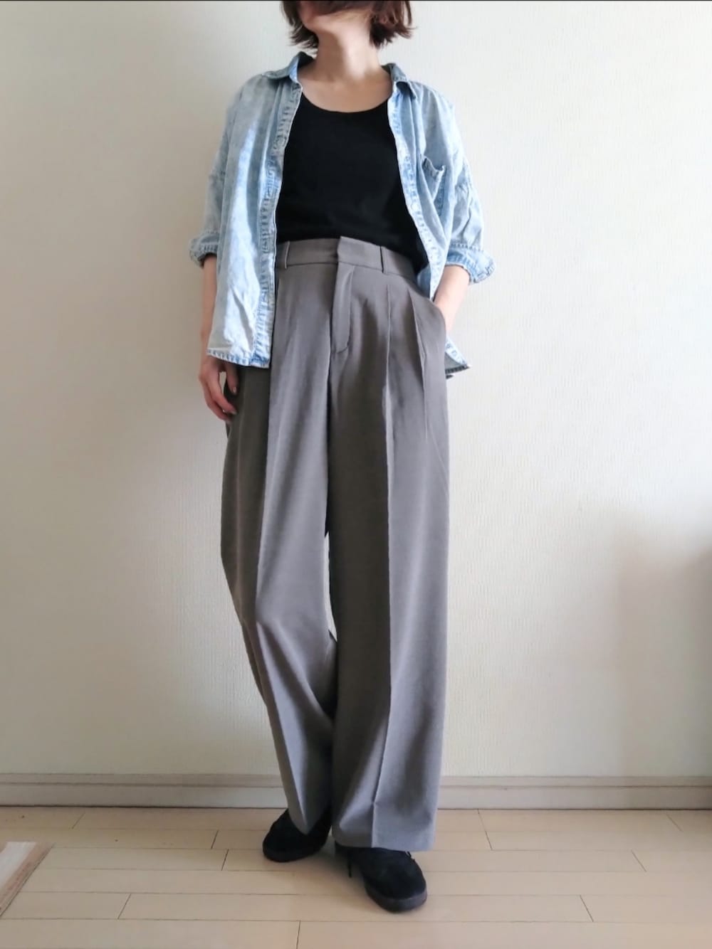 「プチプラ、シンプルコーデ、デニムシャツ、ワイドパンツ、スニーカー、スラックス×スニーカー、UNIQLO、GU、H&M、ブラック×ブラウン、秋色、大人カジュアル、ゆるコーデ、夏秋ミックス、夏コーデ」｜「GUのタックワイドパンツ カラー：34 BROWN／サイズ：M（スラックス、ブラウン系）」を使った、kazaneさん（レディース・166cm）の夏コーディネートの1枚目の写真