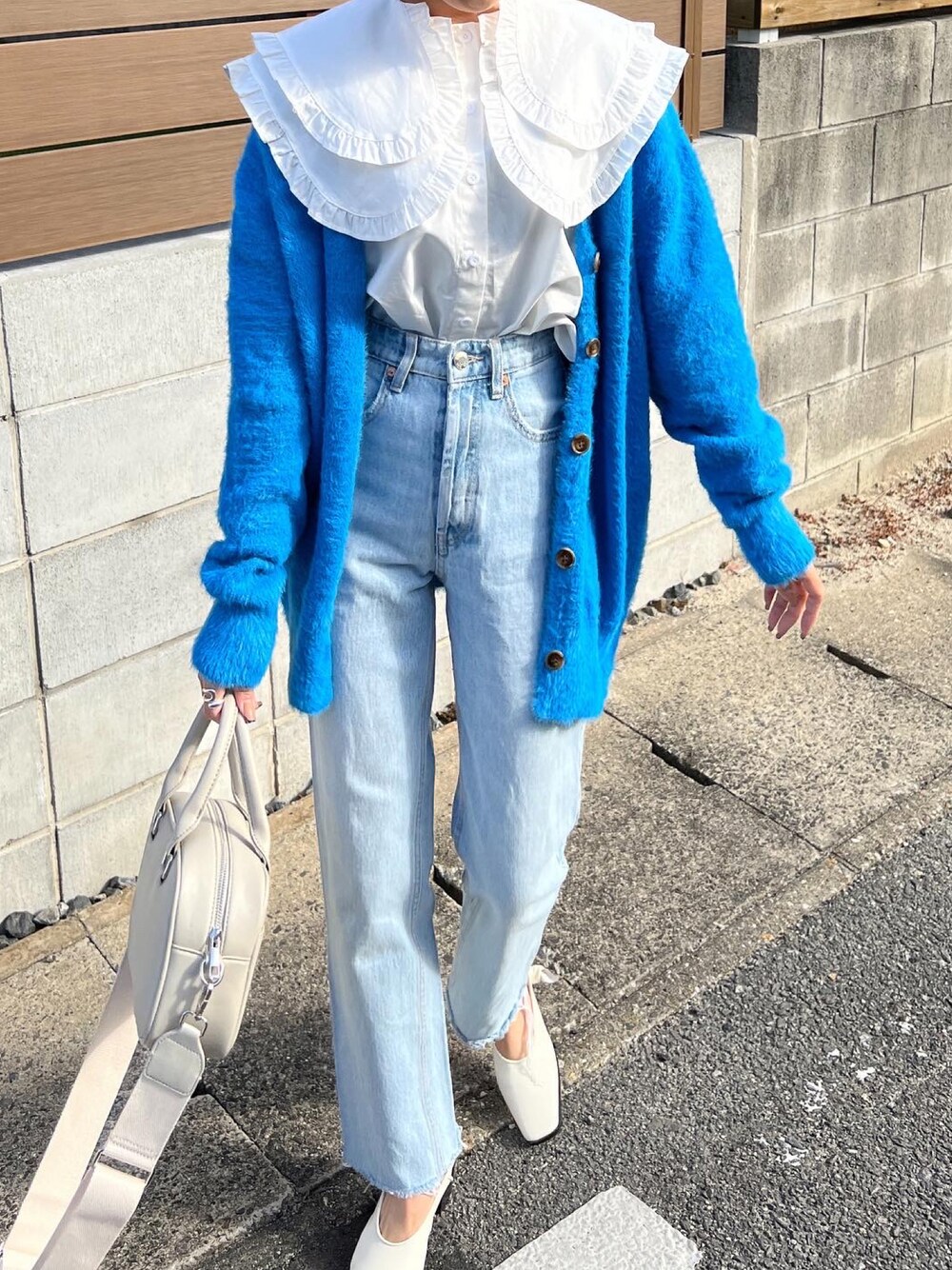 「大人カジュアル、春先取り、シンプルコーデ、デニム、デニムパンツ、襟付きブラウス、ビッグカラー、ブラウスコーデ、tokyogirlsmarket、プチプラコーデ、ニットカーディガン」｜「tokyogirlsmarketのアイテム（シャツ/ブラウス、ホワイト系）」を使った、MIHOさん（レディース・158cm）の冬コーディネートの1枚目の写真
