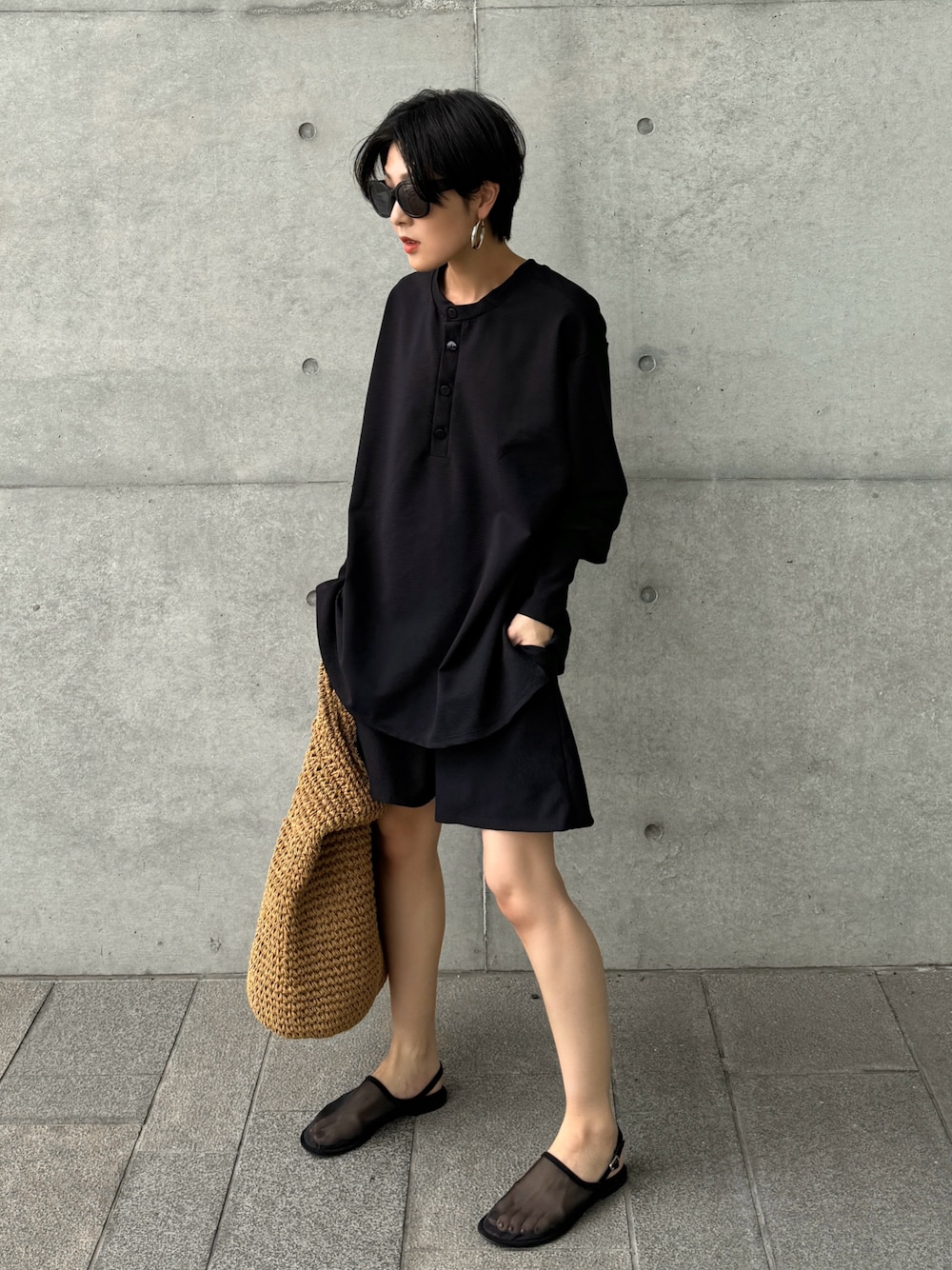 「TeddyShop、DAYCLOSET、ラッシュガード、セットアップ、セットアップスタイル、ラフコーデ、プチプラコーデ、水陸両用、ママコーデ、大人カジュアル」｜「TeddyShopのレディース 2WAYヘンリーネックボリュームスリーブラッシュガード+ハーフパンツ 2点セット（ラッシュガード、ブラック系）」を使った、MIHOさん（レディース・158cm）の夏コーディネートの1枚目の写真