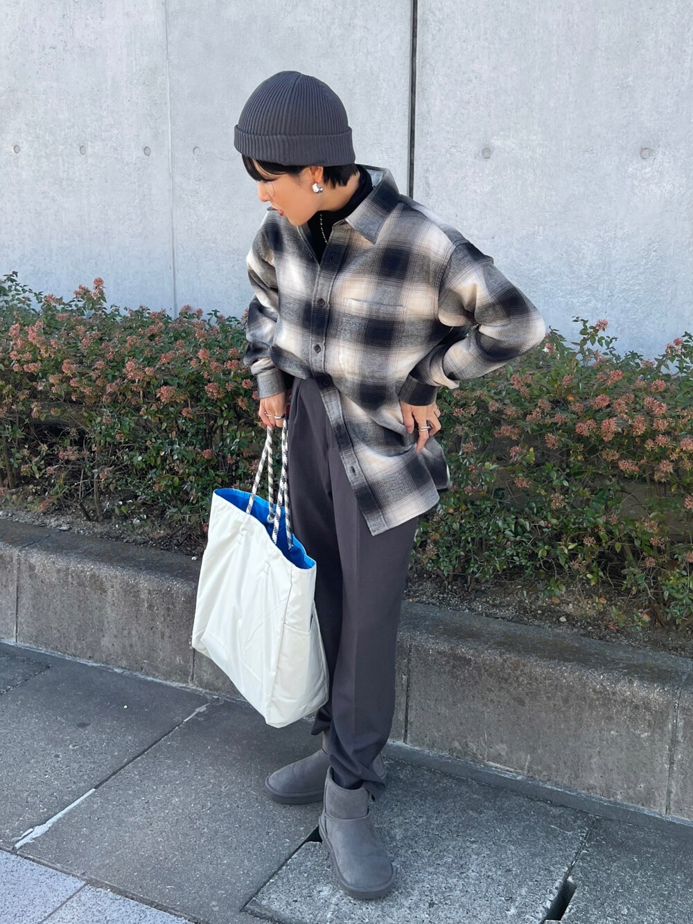 「ファッションを楽しもう、お出かけコーデ、冬のコーデ、大人女子、オトナカジュアル、グレーコーデ、テーパードパンツ、レスポートサック、evernavy、エバーネイビー」｜「evernavyの2タックテーパードパンツ（その他パンツ、グレー系）」を使った、MIHOさん（レディース・158cm）の秋コーディネートの1枚目の写真