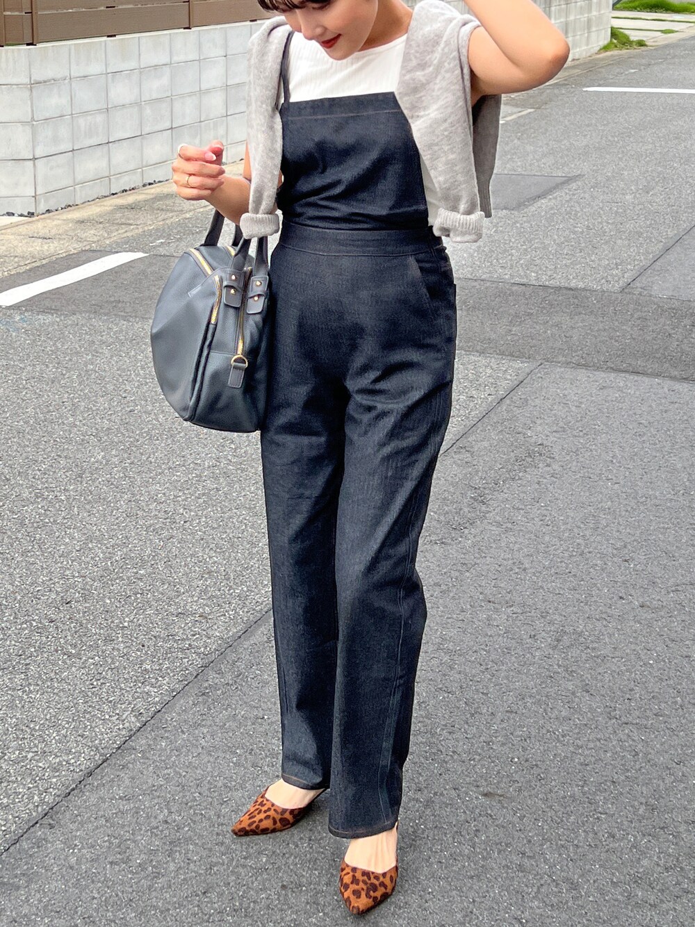 「カジュアルコーデ、シンプルスタイル、オトナ女子、秋のコーデ、大人カジュアル、きれいめカジュアル、高見えコーデ、サロペット、サロペットコーデ、デニムサロペット、オーバーオール、LIAN」｜「floristの2way大容量配色ラウンドハンドバッグ（ハンドバッグ、グレー系）」を使った、MIHOさん（レディース・158cm）の秋コーディネートの1枚目の写真