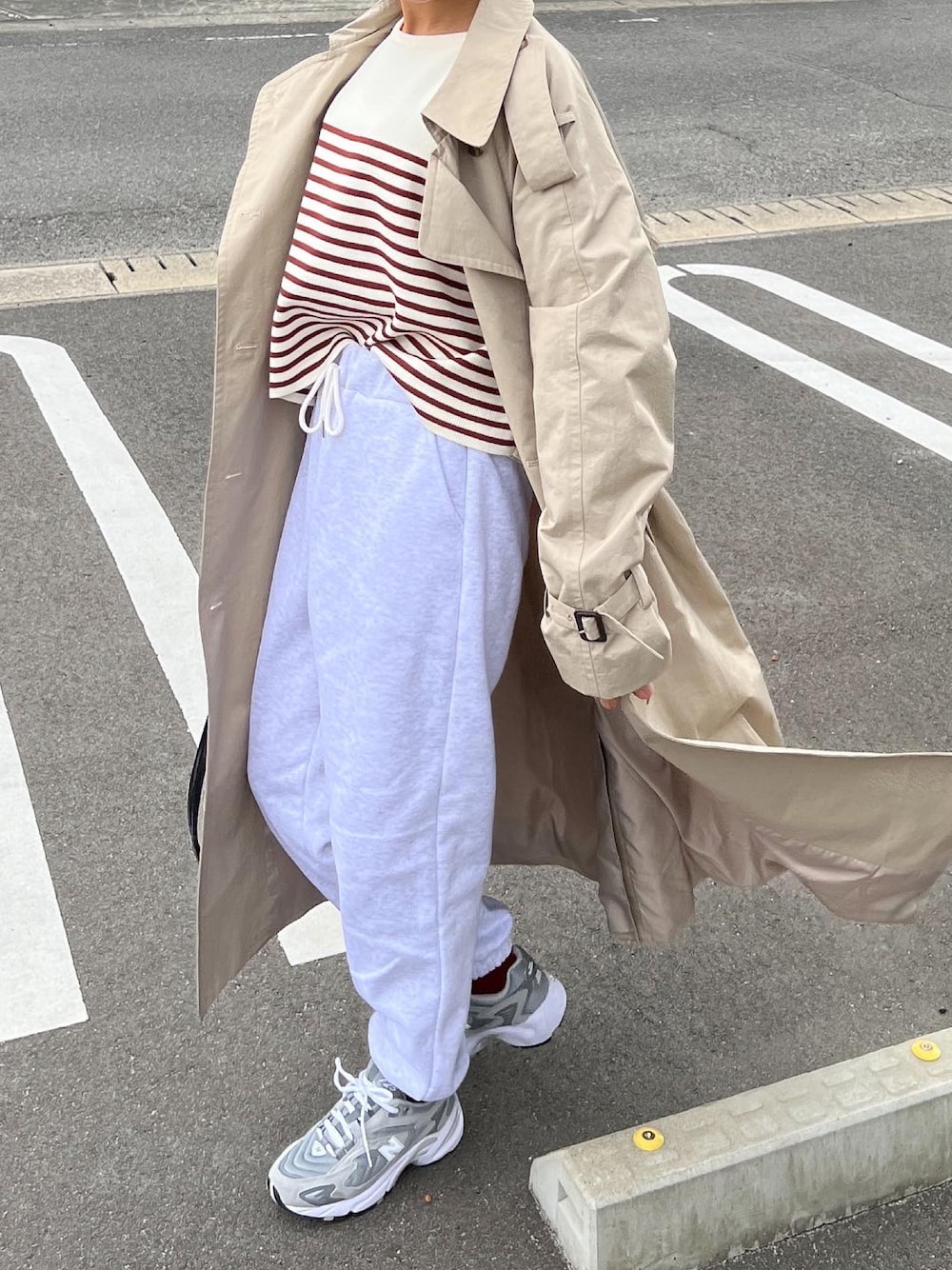 「カジュアル、ラフコーデ、プチプラコーデ、ANDJ、tokyogirlsmarket、トレンチコート、春コーデ、春アウター、スウェットパンツ、スニーカー、スニーカーコーデ、ニューバランス、ニューバランス725」｜「tokyogirlsmarketのアイテム（トレンチコート、ベージュ系）」を使った、MIHOさん（レディース・158cm）の冬コーディネートの1枚目の写真