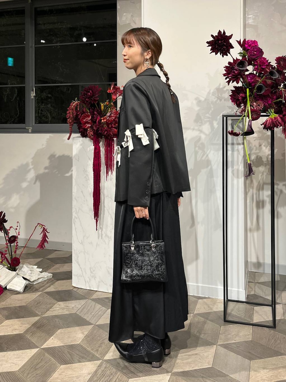 ブラック系のショルダーバッグ、ブラック系のワンピースを着用したレディースの秋コーディネートの1枚目の写真