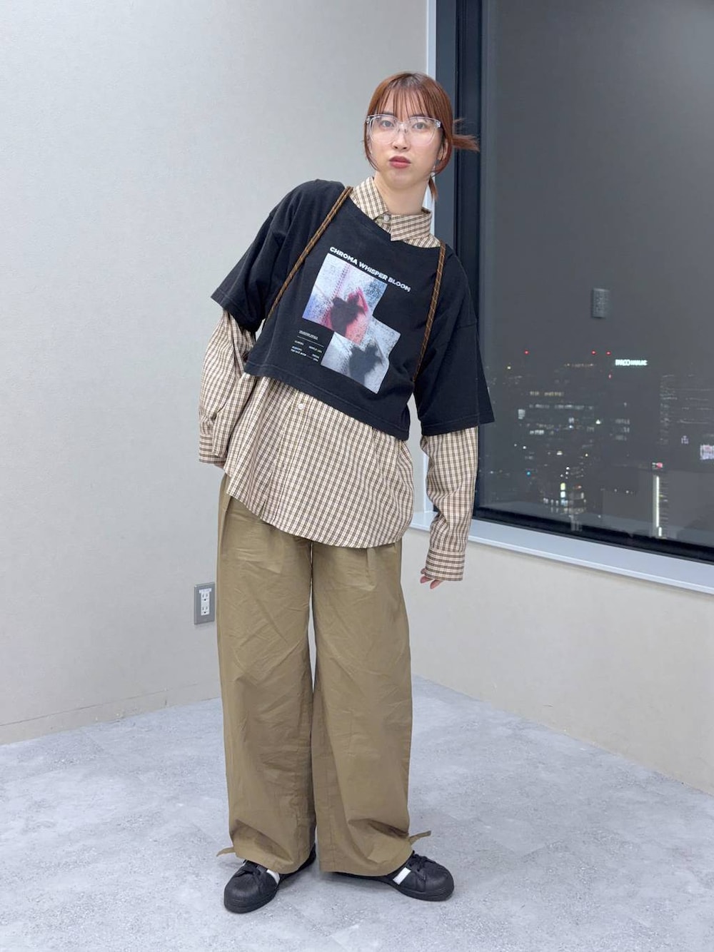 ベージュ系のシャツ/ブラウス、ブラック系のTシャツ/カットソーを着用したレディースの春コーディネートの1枚目の写真