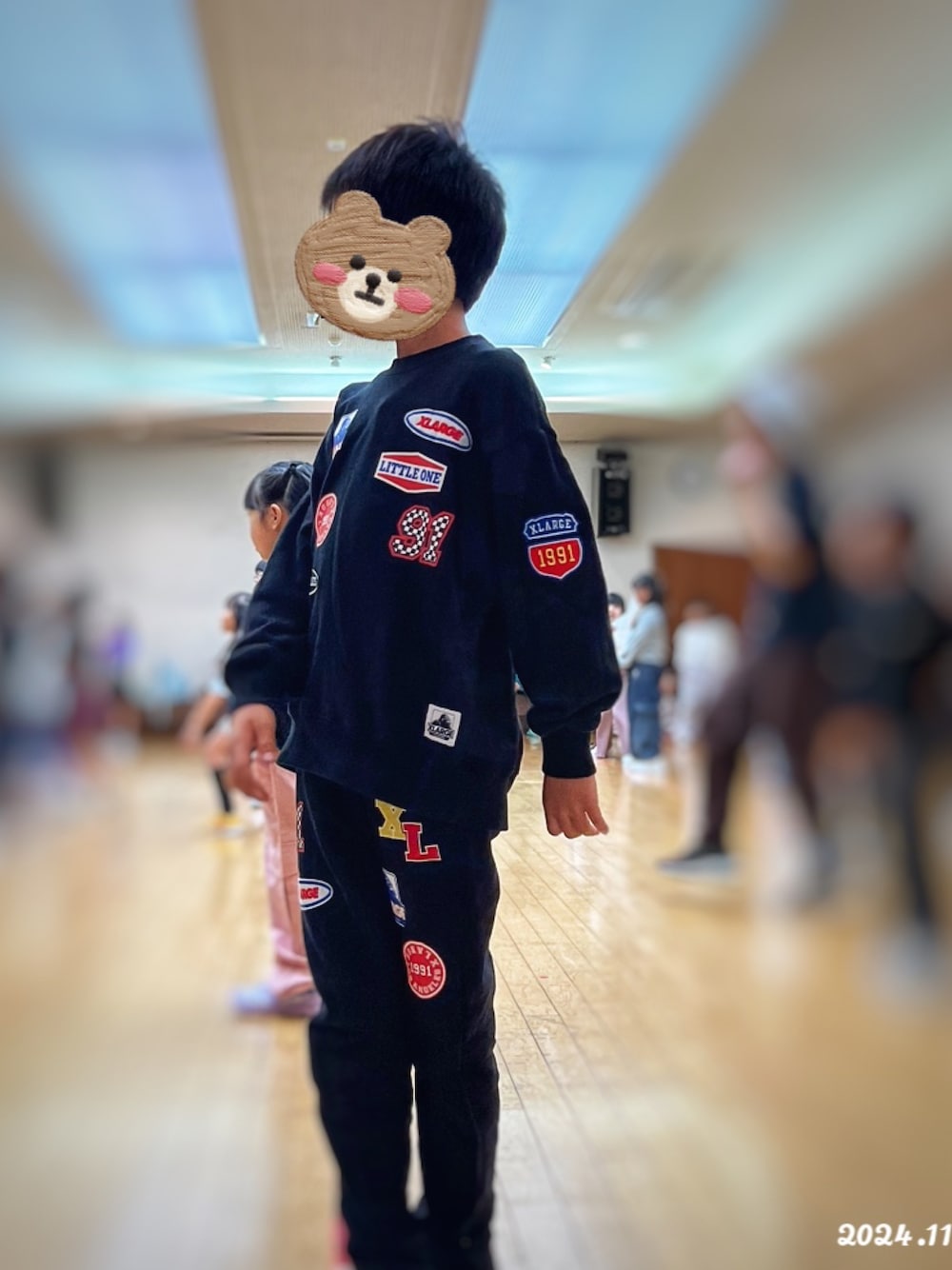 「XLARGE KIDS」｜「XLARGE KIDSのワッペンロゴスウェットパンツ（その他パンツ、ブラック系）」を使った、gemeiriaさん（キッズ・135cm）の冬コーディネートの1枚目の写真