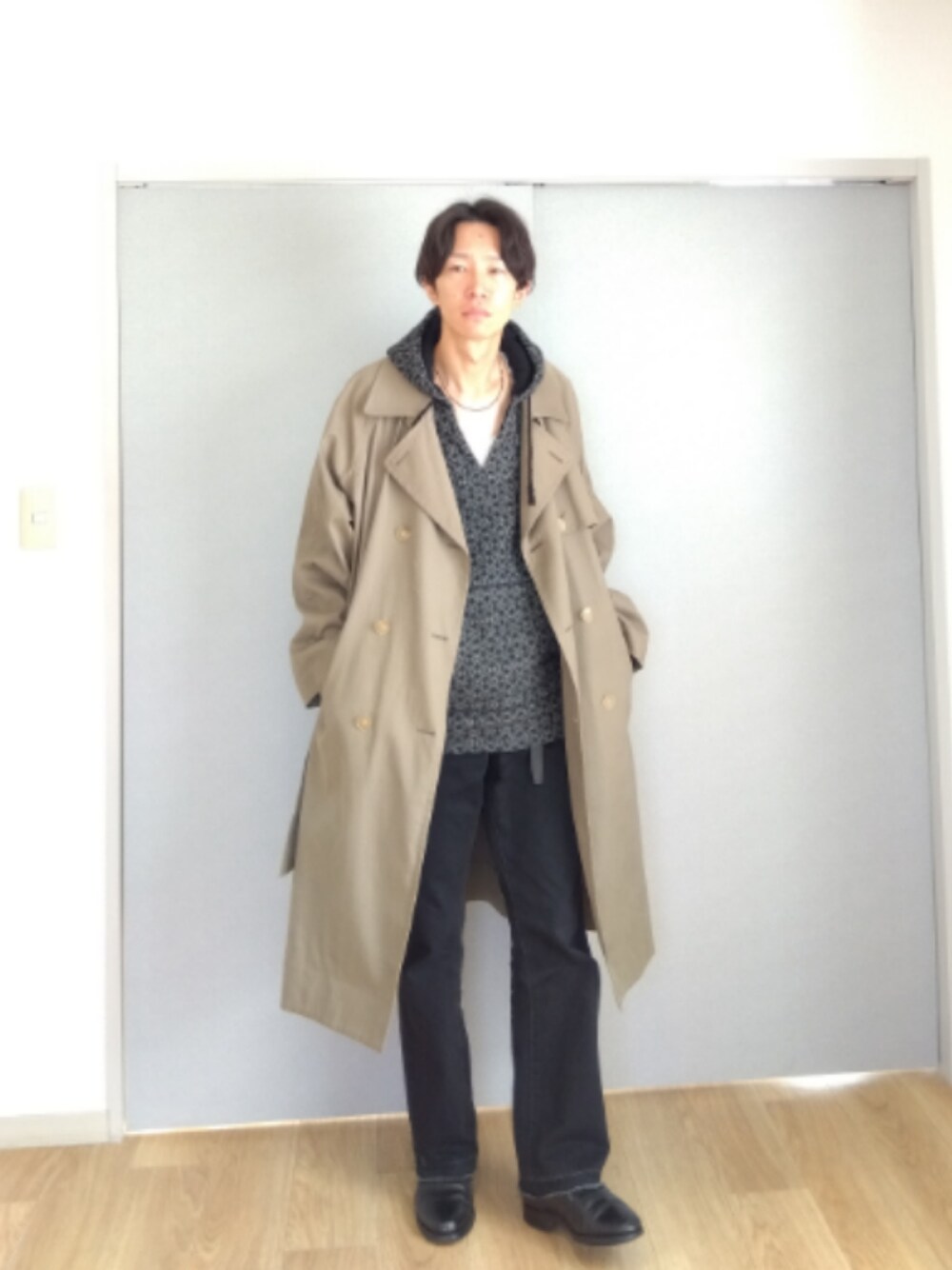 「ファッションを楽しもう、シンプルスタイル、秋冬コーデ、大人コーデ、服好きな人と繋がりたい、冬アウター、革靴、フレアパンツ、デニム、トレンチコート、パーカー」｜「markaのアイテム（トレンチコート、グリーン系）」を使った、 yujiさん（メンズ・176cm）の秋コーディネートの1枚目の写真