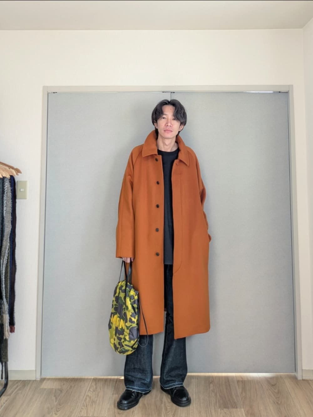 「ロングコート、冬アウター、メンズファッション、お洒落さんとつながりたい、今日のコーデ、いいね、save、フォローお願いします🤑、シンプル、カジュアル、オレンジ、デニム、革靴、バッグ、冬コーデ」｜「markawareのアイテム（ステンカラーコート、オレンジ系）」を使った、 yujiさん（メンズ・176cm）の冬コーディネートの1枚目の写真