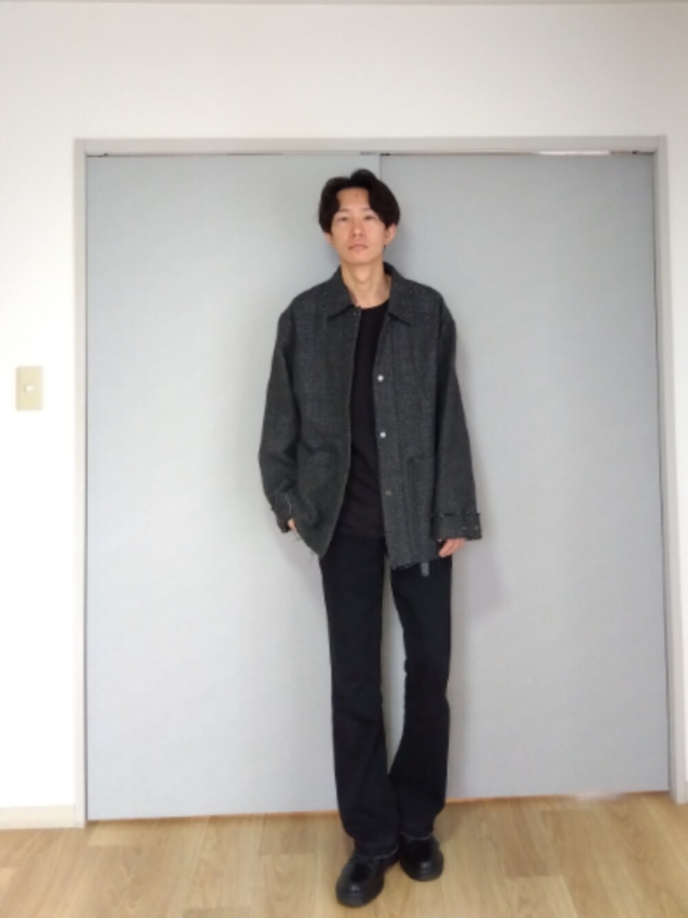 「ファッションを楽しもう、秋冬コーデ、シンプル、おしゃれさんと繋がりたい、オトナカジュアル、きれいめカジュアル、モノトーンコーデ、ユニクロ、デニム、革靴、ツイード」｜「markaのアイテム（カバーオール、グレー系）」を使った、 yujiさん（メンズ・176cm）の秋コーディネートの1枚目の写真
