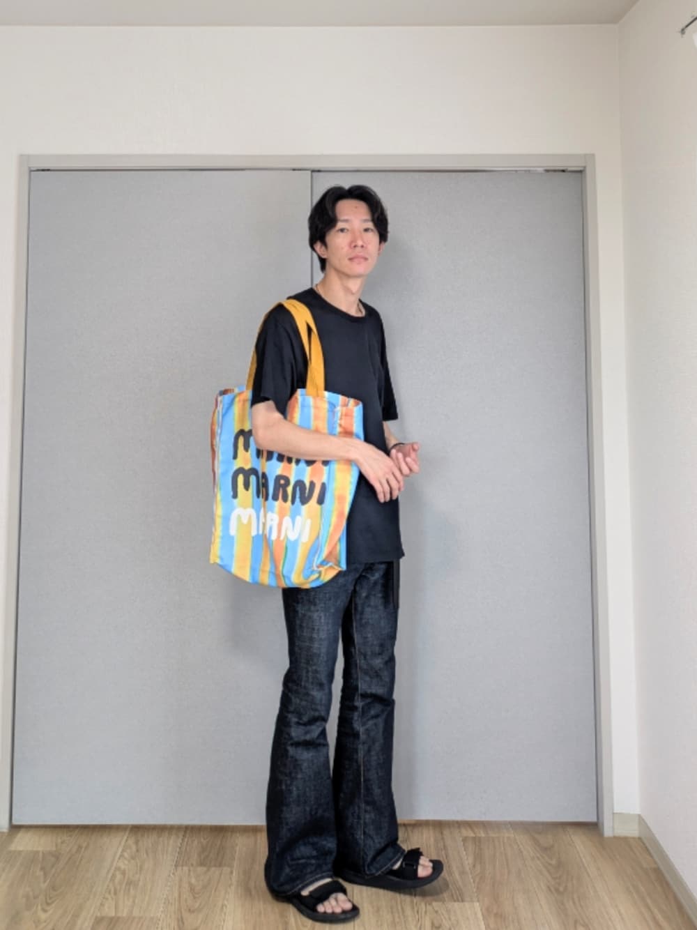 「メンズファッション、お洒落さんとつながりたい、今日のコーデ、シンプルスタイル、シンプル、デニム、Tシャツ、サンダル、トートバッグ、夏コーデ」｜「SUGARHILLのアイテム（デニムパンツ、ブルー系）」を使った、 yujiさん（メンズ・176cm）の夏コーディネートの1枚目の写真