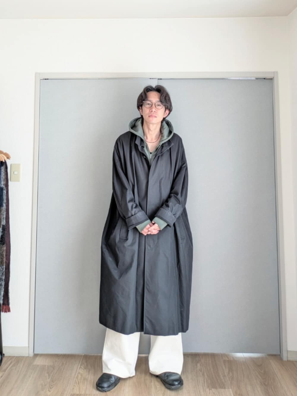 「春めき満開コーデ、春色、メンズファッション、お洒落さんとつながりたい、今日のコーデ、大人カジュアル、いいね、save、フォローお願いします🤑、ゆるコーデ、シンプル、パーカー、コート、ワイドパンツ、UNIQLO、革靴」｜「textのアイテム（ステンカラーコート、ベージュ系）」を使った、 yujiさん（メンズ・176cm）の春コーディネートの1枚目の写真