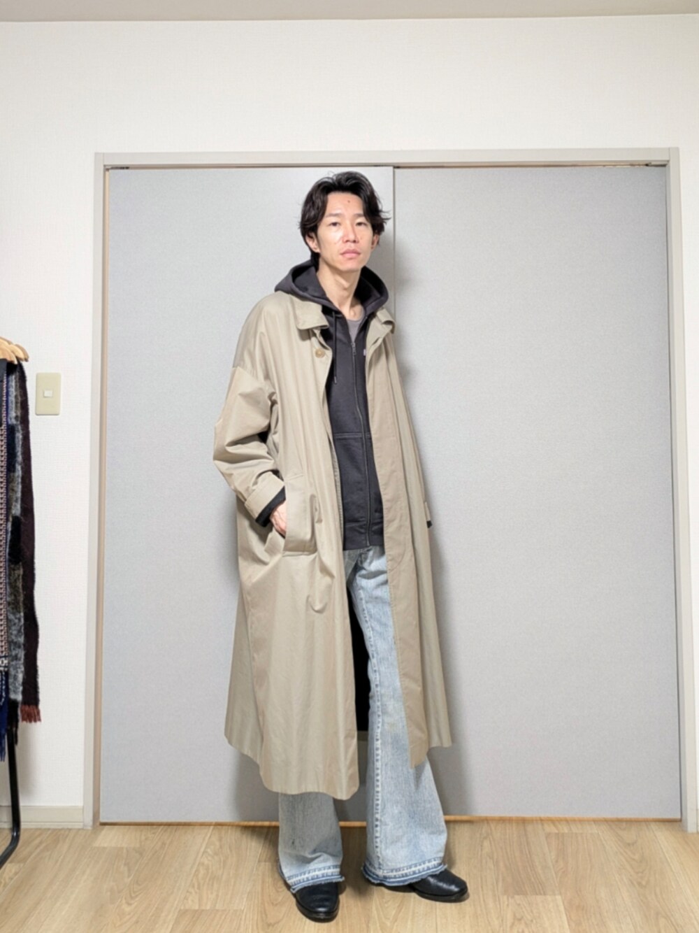 「春めき満開コーデ、春コーデ、メンズファッション、お洒落さんとつながりたい、今日のコーデ、大人カジュアル、いいね、save、フォローお願いします🤑、シンプル、ユニクロ、コート、パーカー、テニム、ローファー」｜「textのアイテム（ステンカラーコート、ベージュ系）」を使った、 yujiさん（メンズ・176cm）の春コーディネートの1枚目の写真