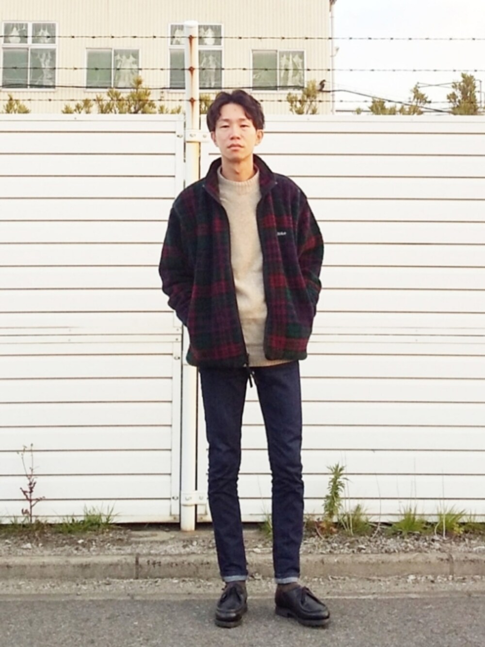 「クリスマスに着たい服、カジュアル、UNIQLO、ニット、シンプル、チェック、デニム」｜「April77のアイテム（デニムパンツ、ブラック系）」を使った、 yujiさん（メンズ・176cm）の冬コーディネートの1枚目の写真