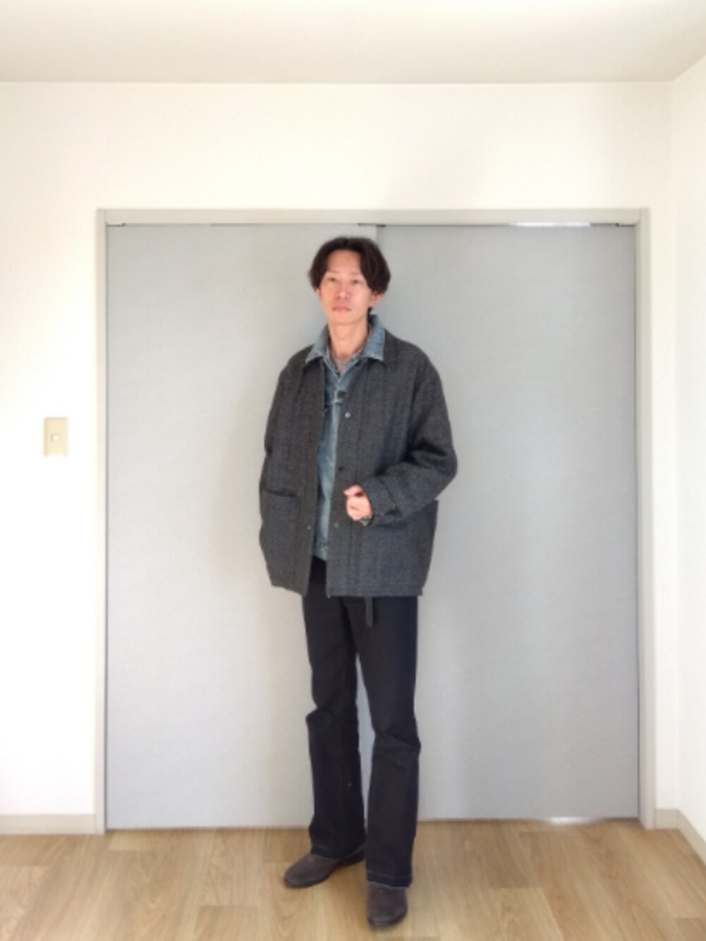 「シンプルスタイル、大人コーデ、秋冬コーデ、シンプル、デニム、デニムジャケット、ツイード、革靴」｜「markaのアイテム（カバーオール、グレー系）」を使った、 yujiさん（メンズ・176cm）の秋コーディネートの1枚目の写真