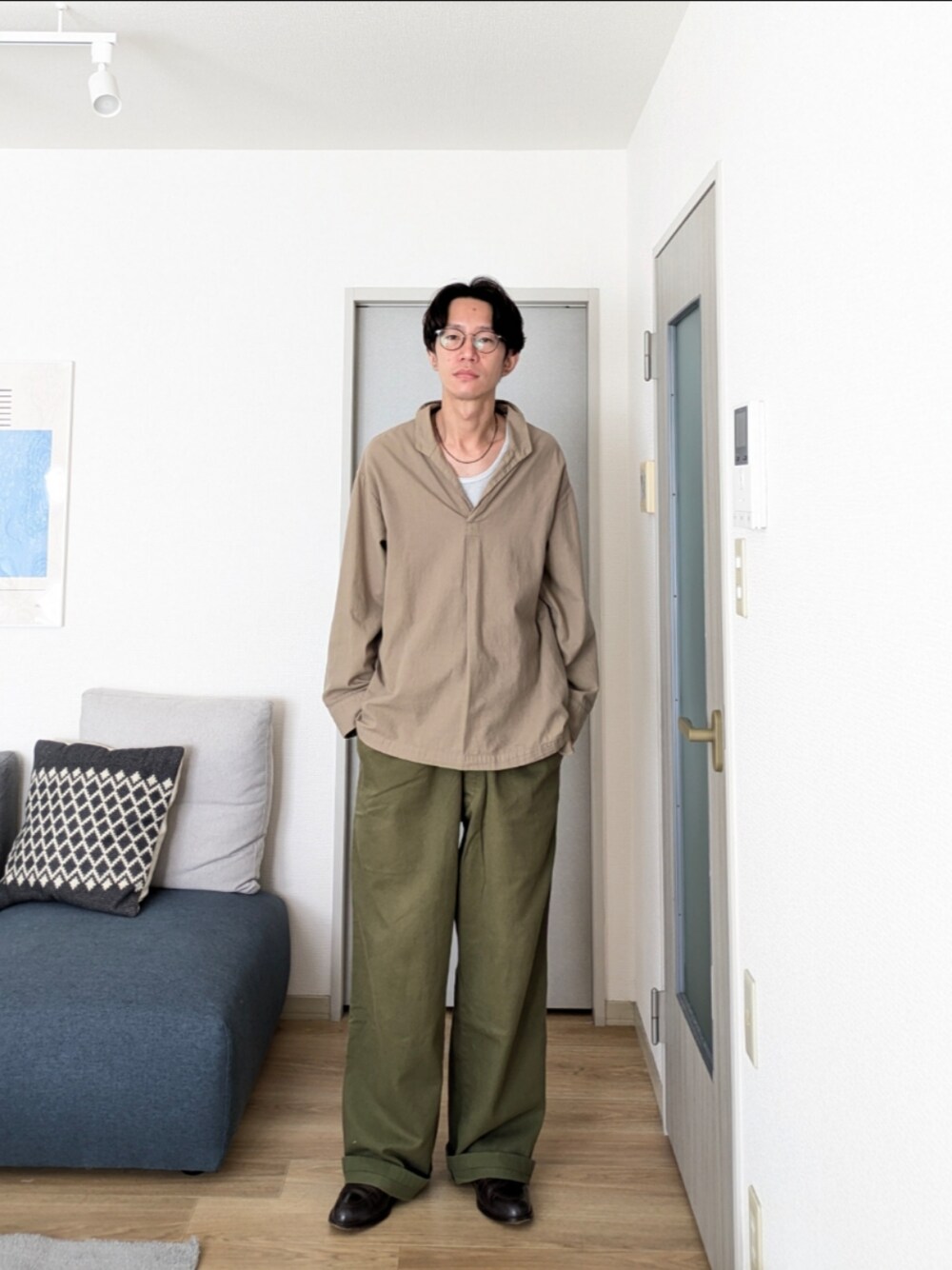 「秋コーデ、メンズファッション、お洒落さんとつながりたい、今日のコーデ、ゆるコーデ、シンプル、シャツ、ミリタリー、古着」｜「markaのアイテム（トレンチコート、グリーン系）」を使った、 yujiさん（メンズ・176cm）の秋コーディネートの1枚目の写真