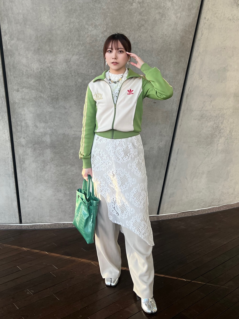 「パンツコーデ、ホワイト、重ね着、足袋ブーツ、着回しコーデ、大人かわいい、adidas、シルバー、グリーンコーデ、低身長コーデ、スポーツミックス、ワイドパンツ」｜「adidas Originalsのアイテム（その他アウター、ベージュ系）」を使った、minapoさん（レディース・154cm）の冬コーディネートの1枚目の写真