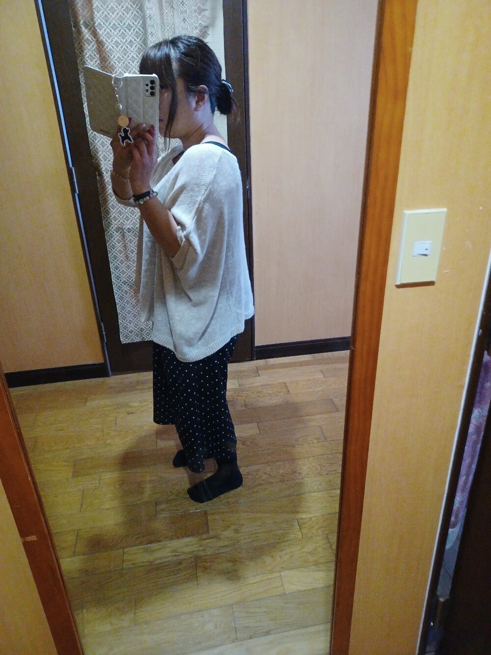 ベージュ系のTシャツ/カットソーを着用したレディースの冬コーディネートの2枚目の写真