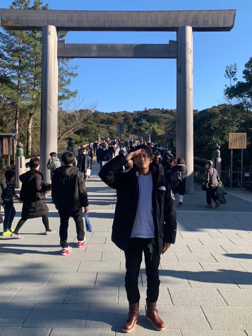 ブラック系のダウンジャケット/コート、ホワイト系のTシャツ/カットソー、ブラック系のその他パンツを着用したメンズの冬コーディネートの1枚目の写真