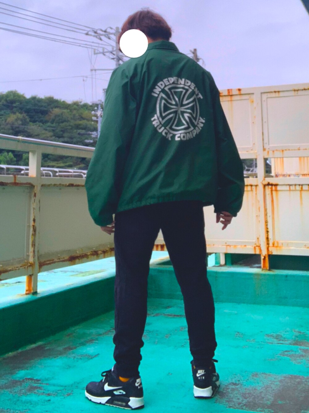 「古着、NIKE、グリーン、スポーツミックス、ナイロンジャケット、シンプルコーデ、エアマックス、秋服、バックプリント、ゆるコーデ、🦉、オーバーサイズ、ストリート、スニーカー」｜「ombre claireのアイテム（リング、シルバー系）」を使った、Fukukichi_🦉さん（メンズ・163cm）の秋コーディネートの1枚目の写真