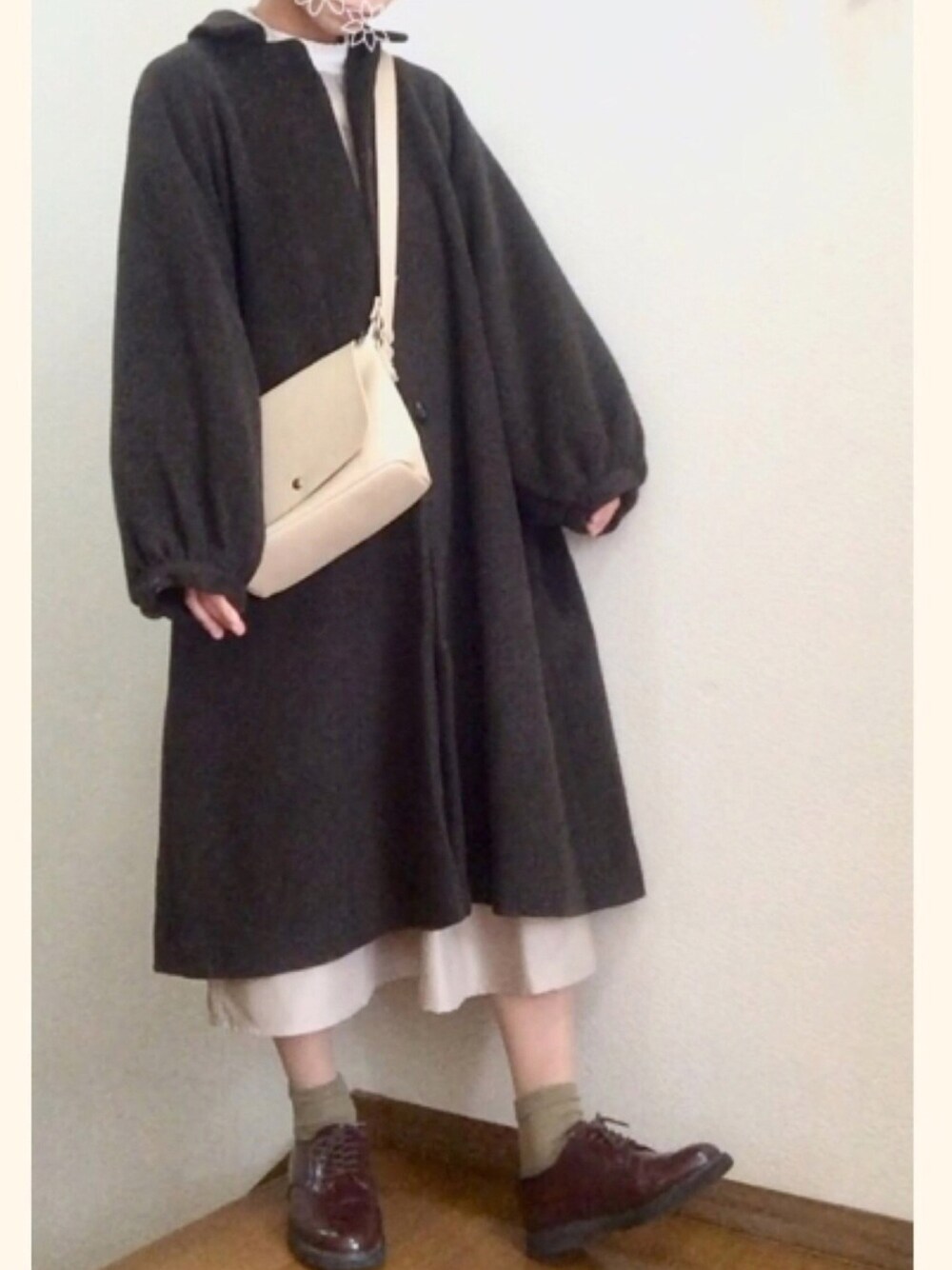 「ガーリー、ロングコート、ワンピース、低身長、グリーン、ベージュ、ehka sopo、レイヤードstyle、おしゃれさんと繋がりたい」｜「haco!のＬｅｇａｔｏ　Ｌａｒｇｏ　ベーシックミニショルダーバッグ（ショルダーバッグ、ホワイト系）」を使った、うみさん（レディース・152cm）の冬コーディネートの1枚目の写真