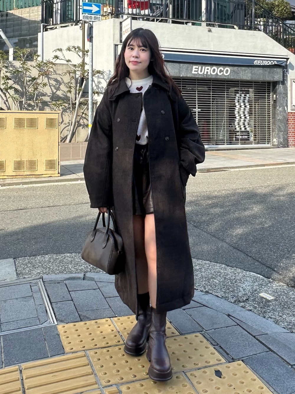 フラップポケットスタンドカラーロングコートを使った人気ファッション