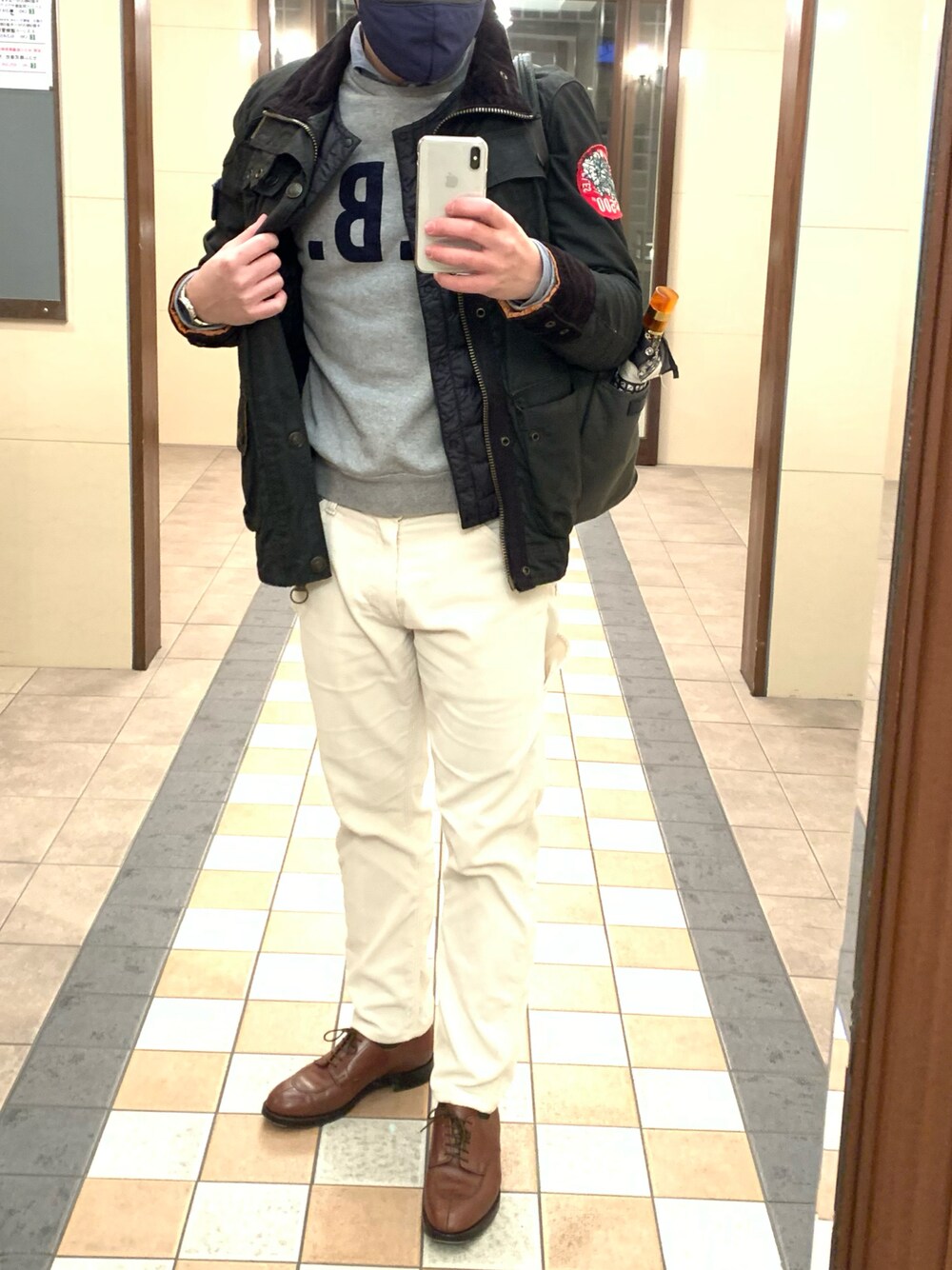 ホワイト系のチノパンツ、ブラウン系のドレスシューズ、グレー系のスウェットを着用したメンズの春コーディネートの1枚目の写真