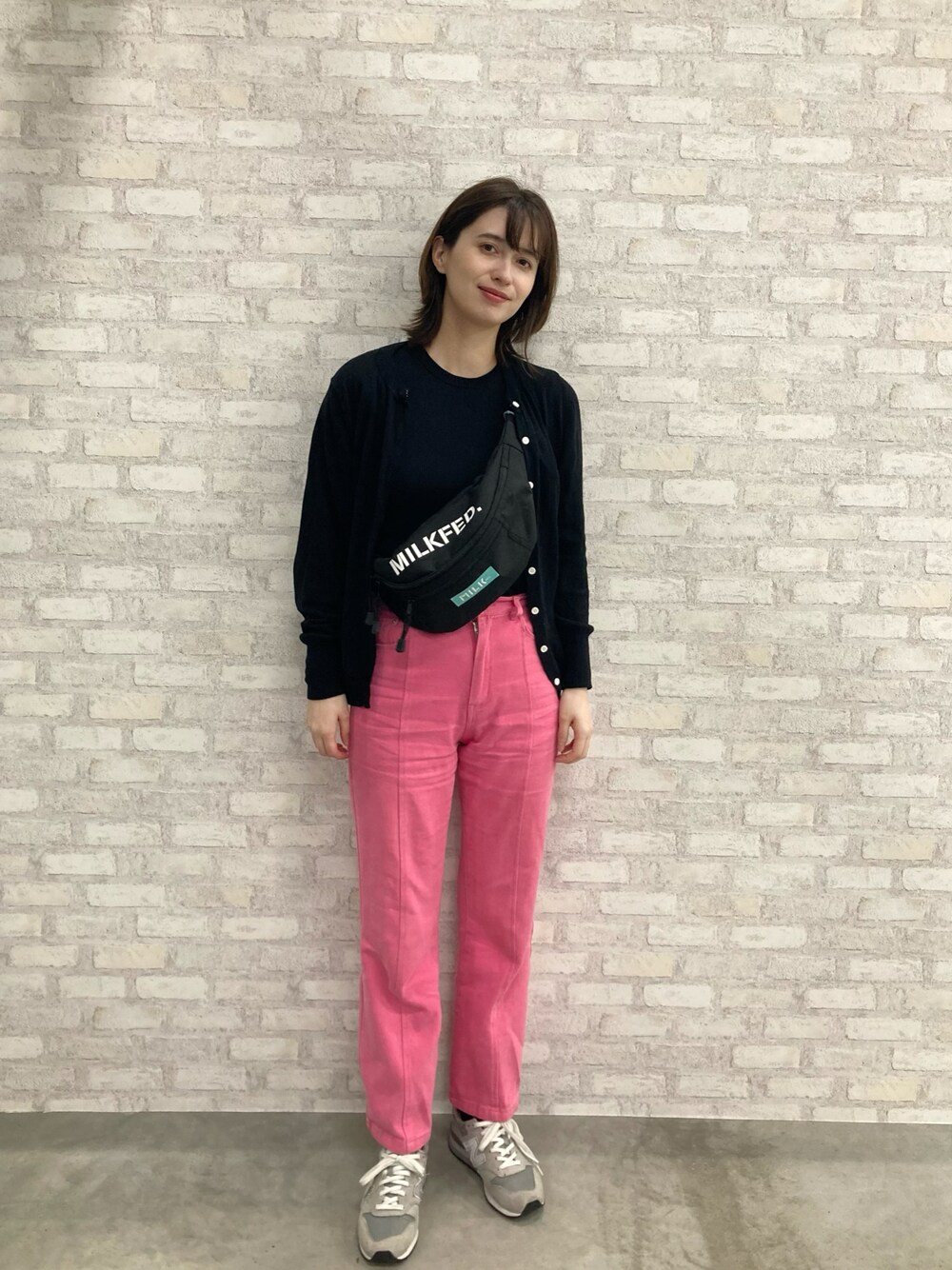 「カラーパンツ、カーディガン、ボディバッグ、MILKFED.、New Balance、スニーカー、カジュアルコーデ、差し色」｜「LIANのデニム/ツイル カラーフレアパンツ（デニムパンツ、ピンク系）」を使った、大釜ケリーさん（レディース・165cm）の夏コーディネートの1枚目の写真