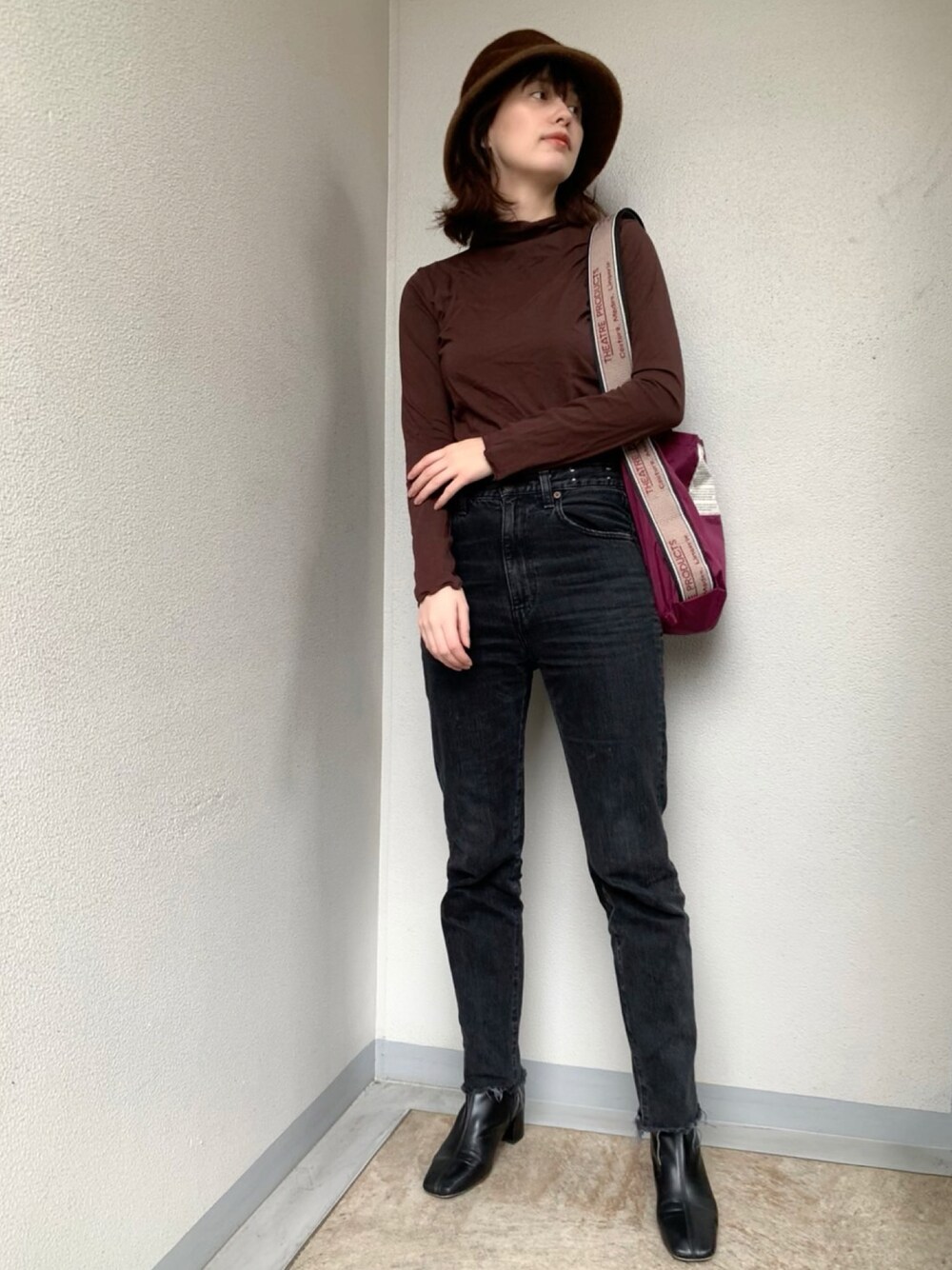 「バケットハット、ハイウエスト、秋のコーデ、秋服、シンプル、パンツスタイル、プチプラ、秋、デニム、スクエアトゥ、ブーツ」｜「BEAUTY&YOUTH UNITED ARROWSのBY∴ スクエアトゥセンターラインブーツ（ブーツ、ブラック系）」を使った、大釜ケリーさん（レディース・165cm）の秋コーディネートの1枚目の写真