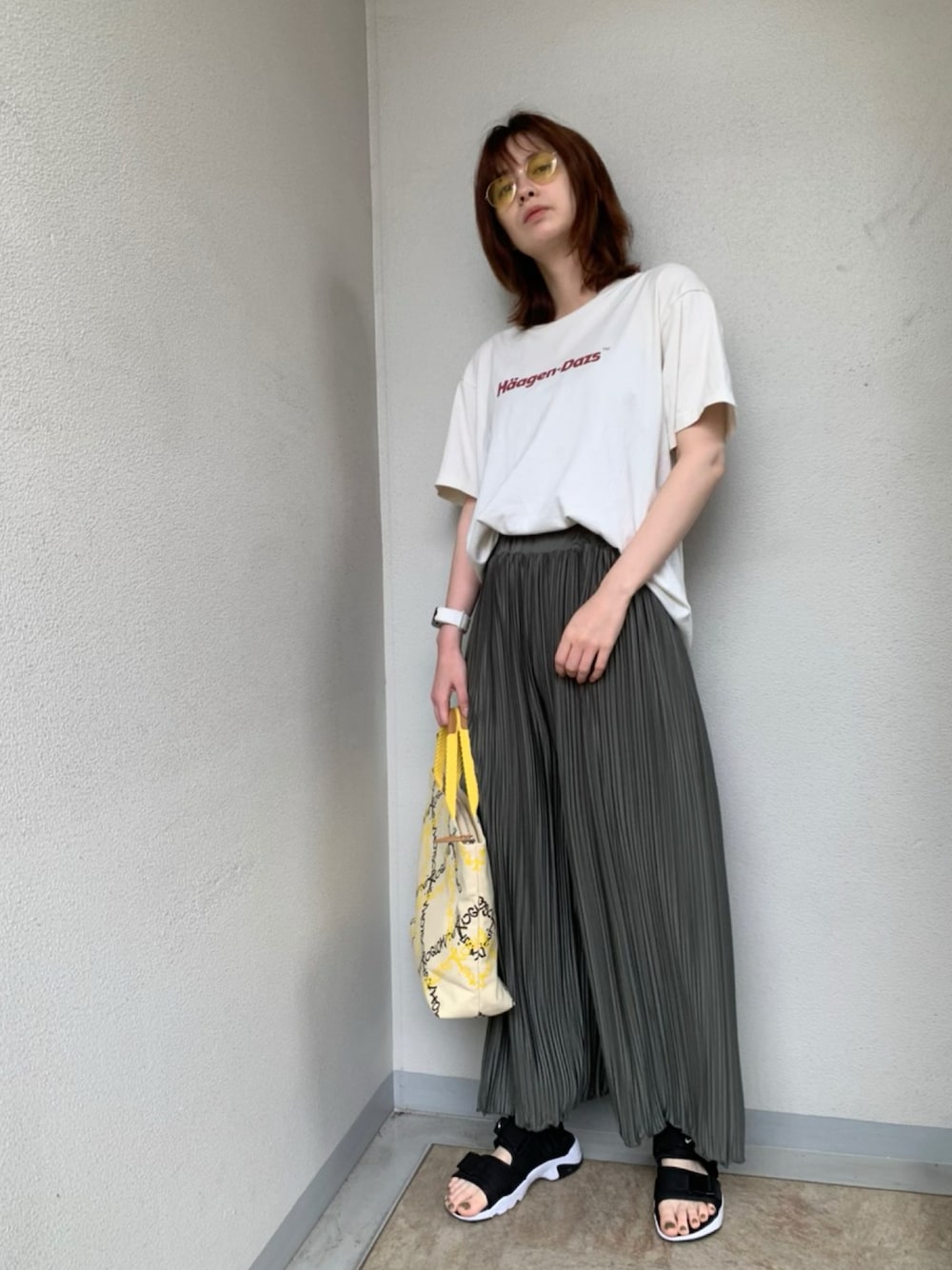 「カジュアルコーデ、ゆるコーデ、休日スタイル、サングラス、プリーツパンツ、トートバッグ、イエロー、グリーン、ベージュ」｜「classicalelfのエアリーに揺れる。裾メローフレアプリーツパンツ（その他パンツ、グリーン系）」を使った、大釜ケリーさん（レディース・165cm）の夏コーディネートの1枚目の写真