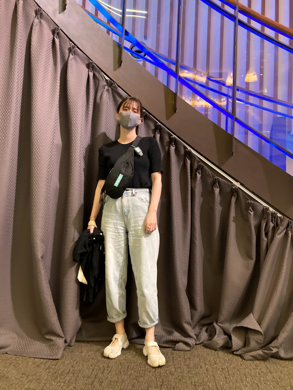「映画鑑賞、カジュアル、プチプラ、ボディバッグ、Levi's、NIKE」｜「Levi'sのLEVI'S(R) TYPE1 BALLOON LEG LIVING LEGEND（デニムパンツ、ブルー系）」を使った、大釜ケリーさん（レディース・165cm）の春コーディネートの1枚目の写真