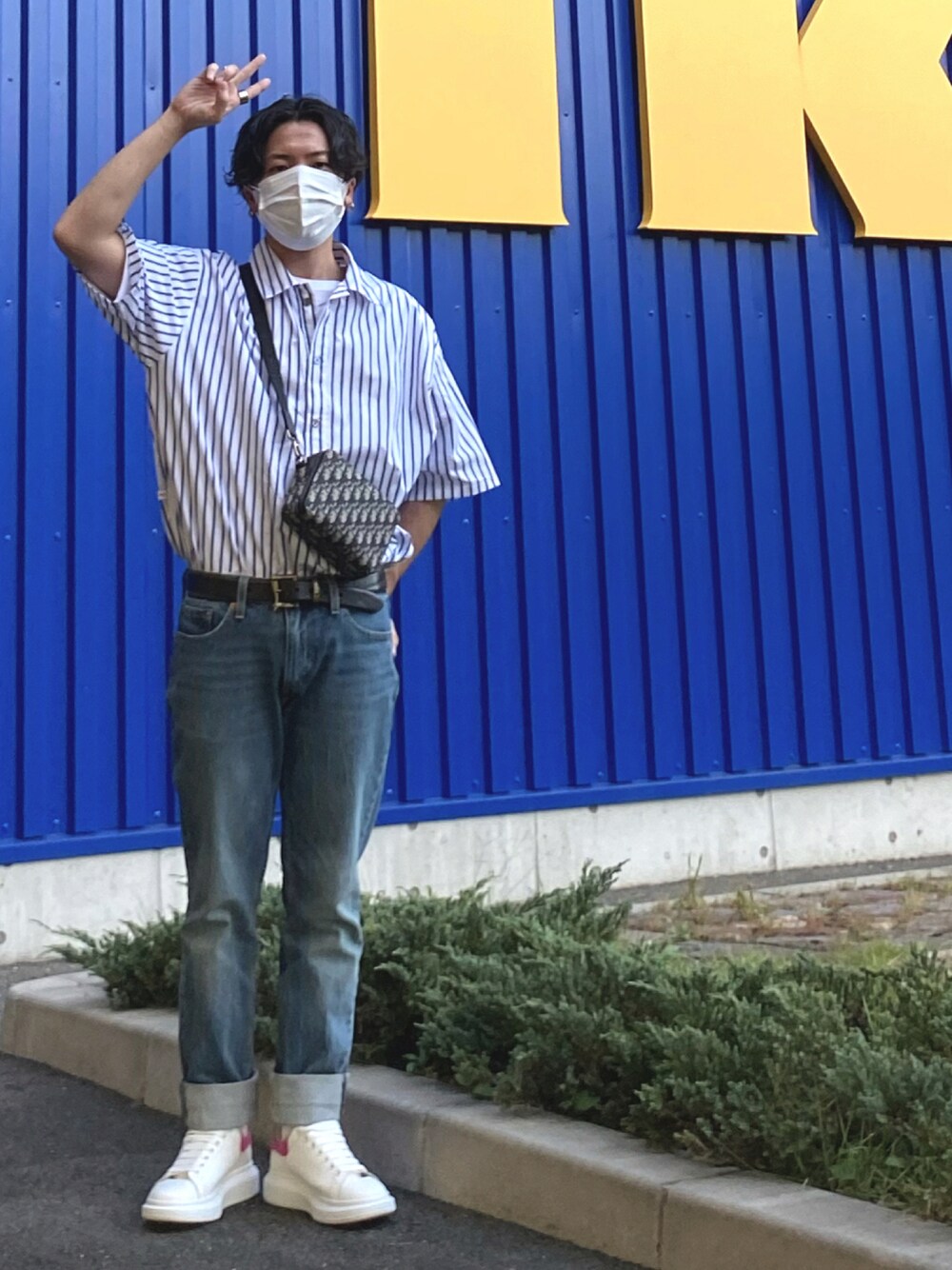 「スニーカー、ショルダーバッグ、Alexander McQueen、ストライプシャツ、Dior、タックイン、ロールアップ、Levi's、きれいめカジュアル、シャツスタイル」｜「martin asbjφrnのアイテム（シャツ/ブラウス、ブルー系）」を使った、つばささん（メンズ・165cm）の秋コーディネートの1枚目の写真