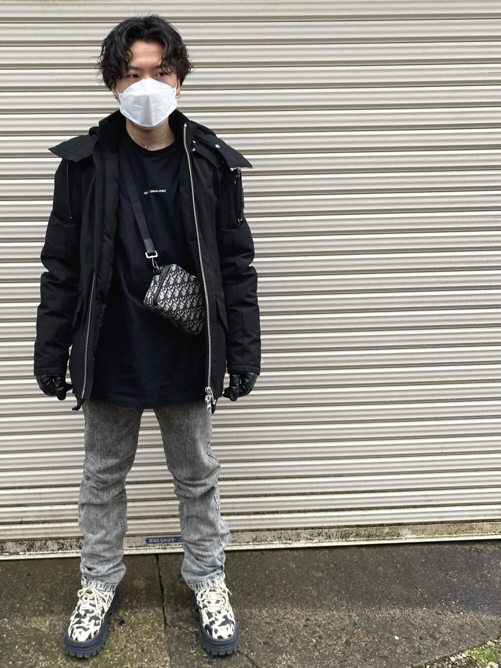 「ダウンジャケット、ダウン、MOOSE KNUCKLES、スニーカー、amialexandremattiussi、デニム、EYTYS、Dior、ショルダーバッグ、OAMC、ブラック、手袋、モノトーンコーデ、ストレートデニム、ootd」｜「MOOSE KNUCKLESのアイテム（ダウンジャケット/コート、ブラック系）」を使った、つばささん（メンズ・165cm）の冬コーディネートの1枚目の写真