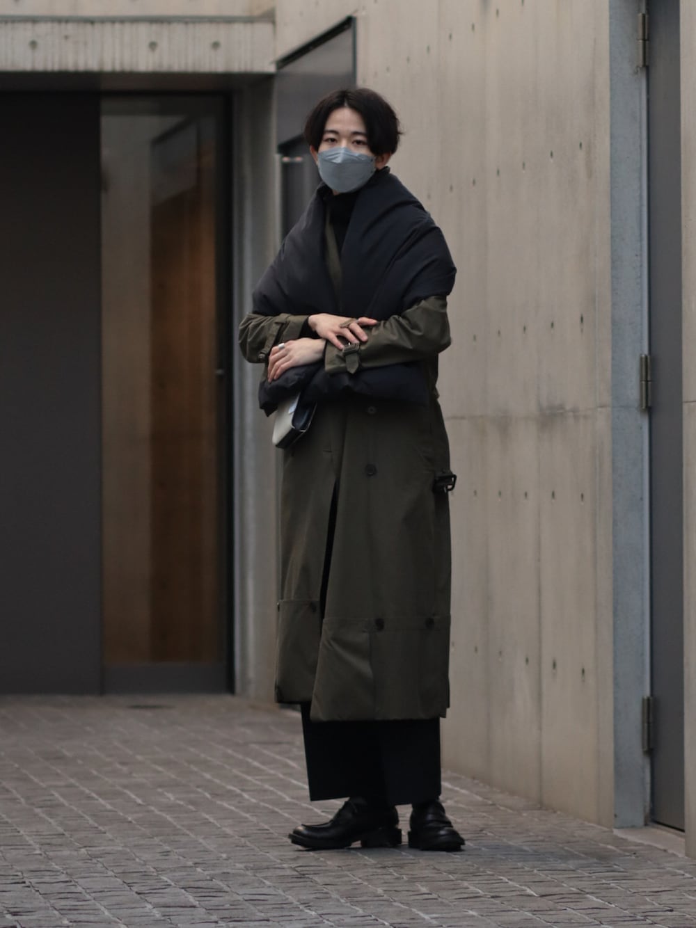 「休日スタイル、シンプルコーデ、冬のコーデ、ビッグシルエット、シンプル、ブラック、冬コーデ、キレイめコーデ、ミリタリー、古着コーデ、グレー、ブーツ、ローファー」｜「Alexander McQueenのアイテム（ローファー、ブラック系）」を使った、soji  Instagramさん（メンズ・179cm）の冬コーディネートの1枚目の写真