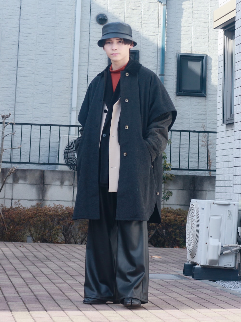 グレー系のジャケット/アウター、ブラック系のその他パンツ、ブラック系のテーラードジャケットを着用したメンズの冬コーディネートの1枚目の写真