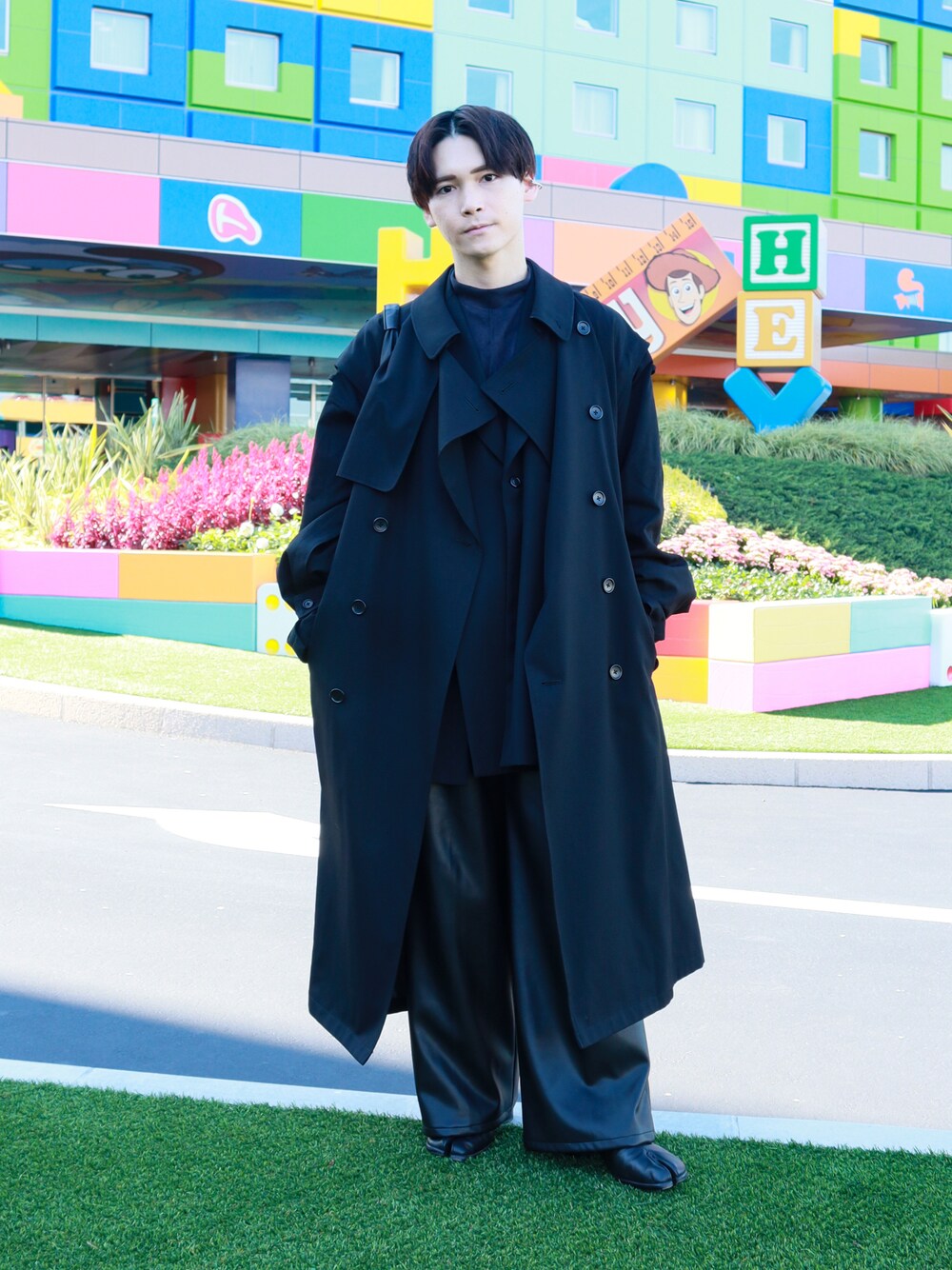 「冬コーデ、レイヤードスタイル、ブーツ、ワイドパンツ、レザー、ロングコート、ヒールブーツ、モード、フレアパンツ、私の推しブランド」｜「steinのアイテム（トレンチコート、ブラック系）」を使った、Tsubasaさん（メンズ・171cm）の冬コーディネートの1枚目の写真