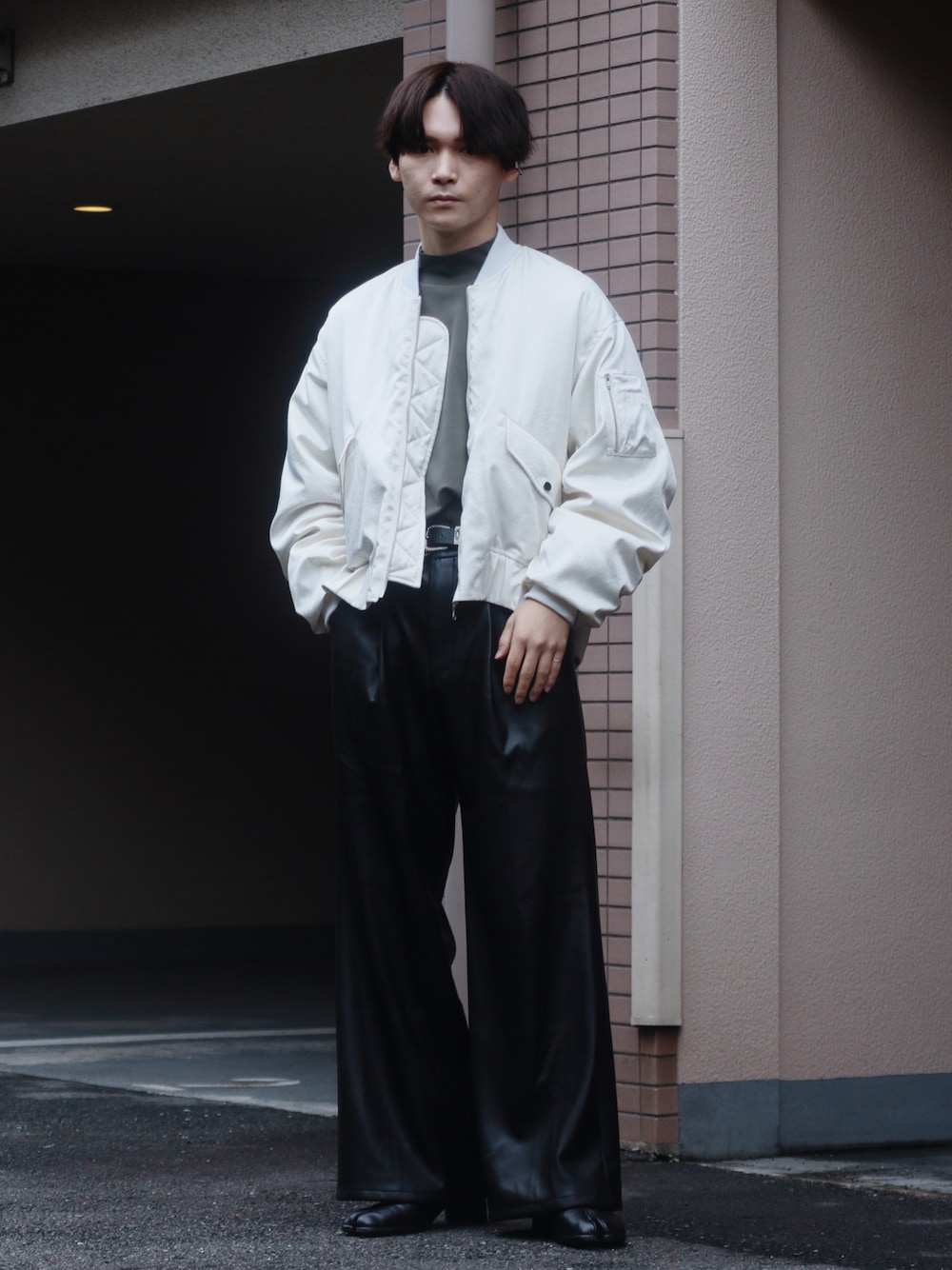 「秋コーデ、ブルゾン、レザー、フレアパンツ、モード、プチプラ、モノトーン、レイヤードスタイル、シンプルコーデ、ワイドパンツ」｜「PUBLIC TOKYOのビンテージサテンMA-1（MA-1、ホワイト系）」を使った、Tsubasaさん（メンズ・171cm）の秋コーディネートの1枚目の写真