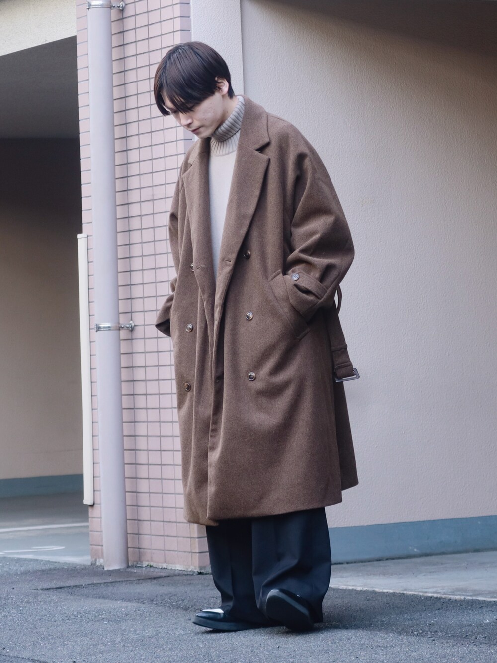 「冬コーデ、ロングコート、レイヤードスタイル、私の推しブランド、ワイドパンツ、きれいめカジュアル、レザー、ビッグシルエット、タートルネック、ニット」｜「SENSE OF PLACE by URBAN RESEARCHの『ユニセックス』トレンチオーバーコート（トレンチコート、グリーン系）」を使った、Tsubasaさん（メンズ・171cm）の冬コーディネートの1枚目の写真
