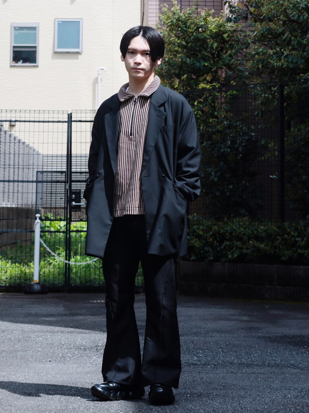 ブラック系のテーラードジャケット、ベージュ系のポロシャツ、ブラック系のその他パンツを着用したメンズの春コーディネートの1枚目の写真