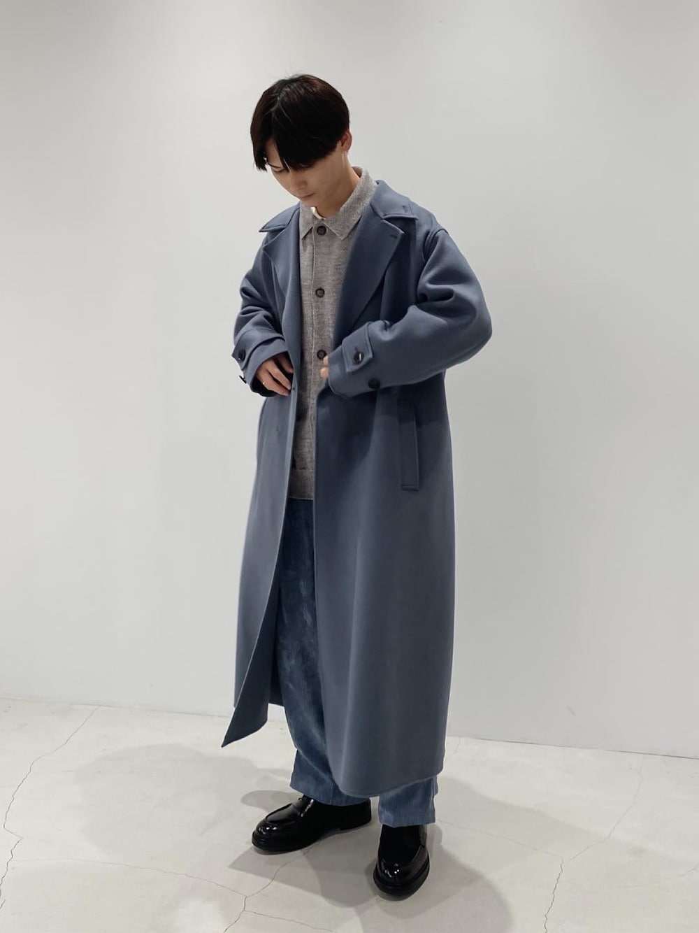 「ロングコート、コーデュロイ、ローファー、レイヤードスタイル、モード、冬コーデ、クリスマスに着たい服、ビッグシルエット、ワイドパンツ、ニット」｜「PUBLIC TOKYOのS140リバーメルトンオーバーコート（チェスターコート、ブルー系）」を使った、Tsubasaさん（メンズ・171cm）の冬コーディネートの1枚目の写真