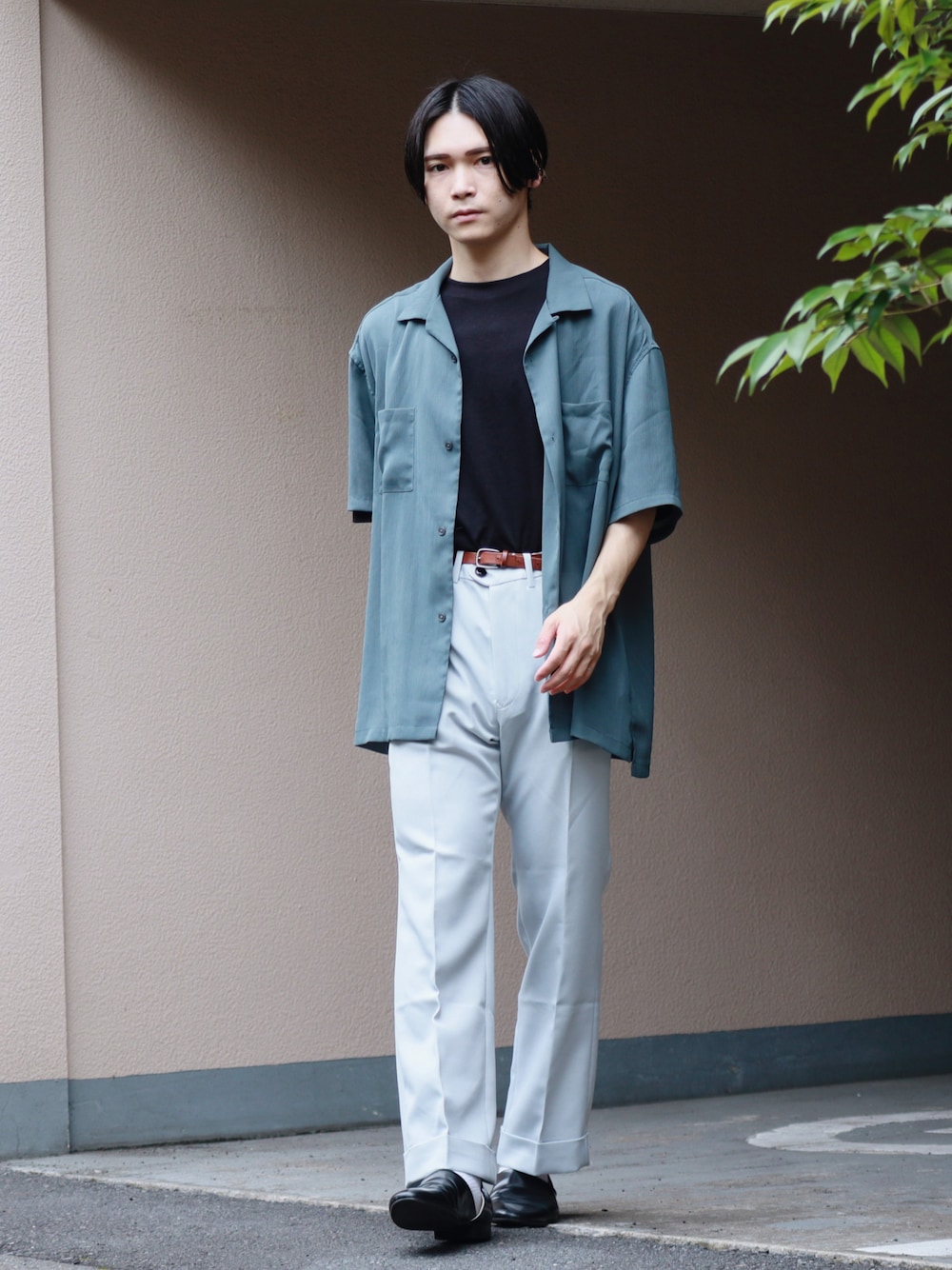 グリーン系のシャツ/ブラウス、ブラック系のTシャツ/カットソー、グレー系のその他パンツを着用したメンズの夏コーディネートの1枚目の写真