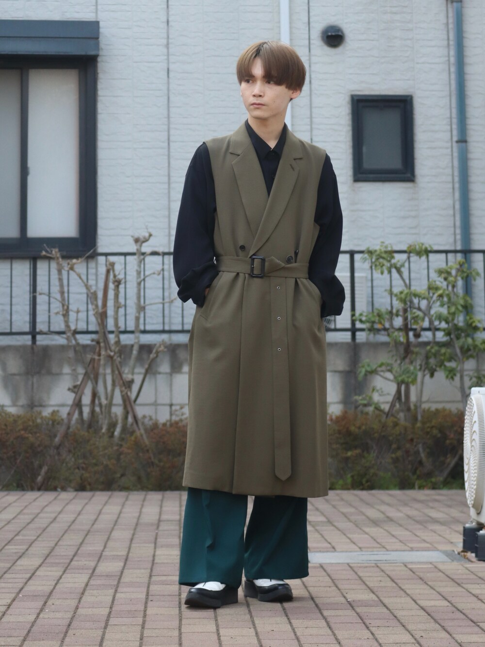 「春服みてみて、カラーパンツ、ベスト、フレアパンツ、レイヤードスタイル、春コーデ、スラックス、きれいめカジュアル、休日スタイル、プチプラ」｜「HAREのトロミシャツ(HARE)（シャツ/ブラウス、ブラック系）」を使った、Tsubasaさん（メンズ・171cm）の春コーディネートの1枚目の写真
