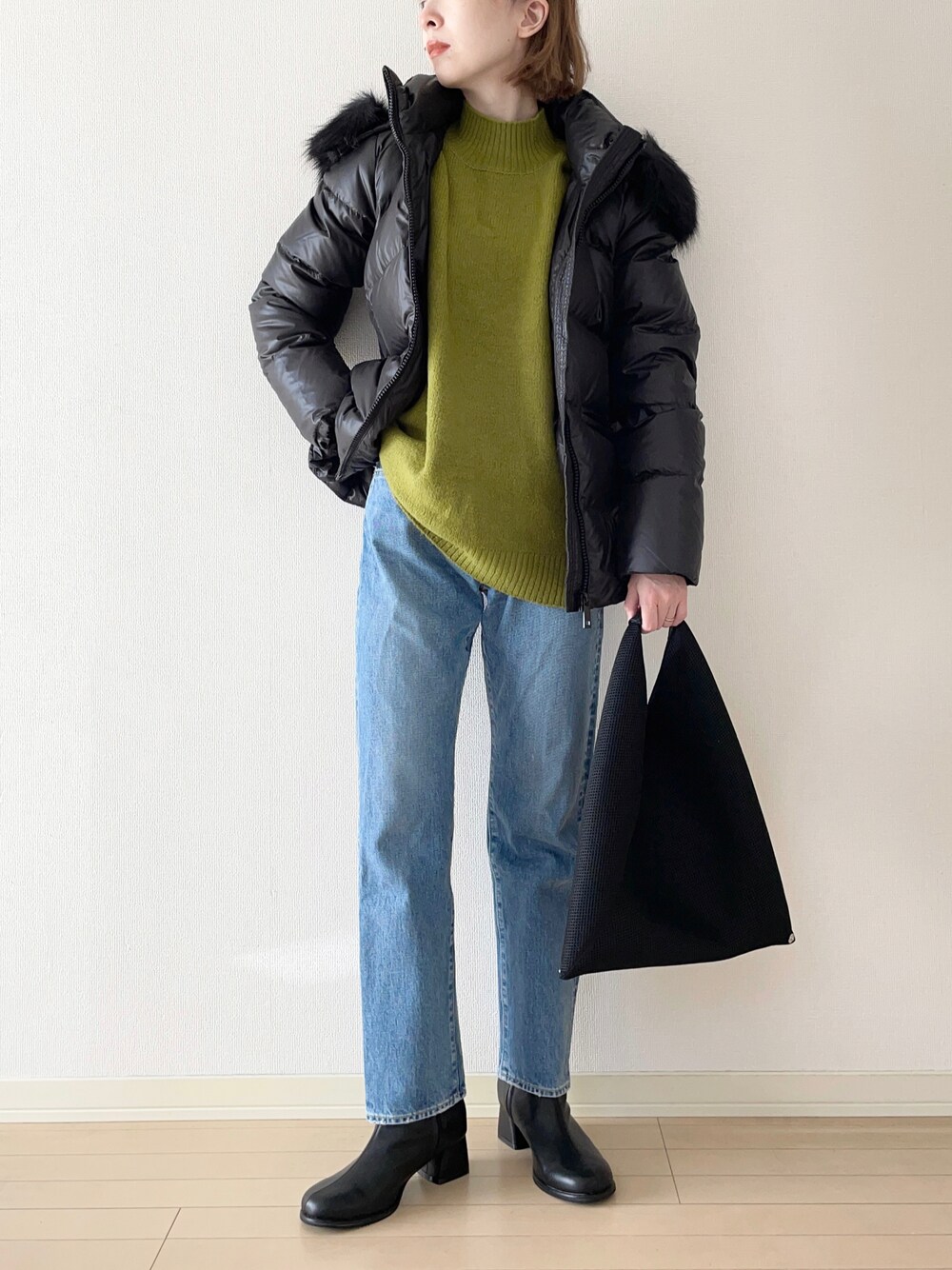 「Calvin Klein、カルバンクライン、ダウンジャケット、ハイネックニット、デニムパンツ、ショートブーツ、ハンドバッグ、秋コーデ、秋冬コーデ、冬コーデ、大人カジュアル、オトナカジュアル」｜「Calvin Kleinのリアルダウンジャケット（ダウンジャケット/コート、ブラック系）」を使った、𝐀𝐍𝐘さん（レディース・156cm）の秋コーディネートの1枚目の写真
