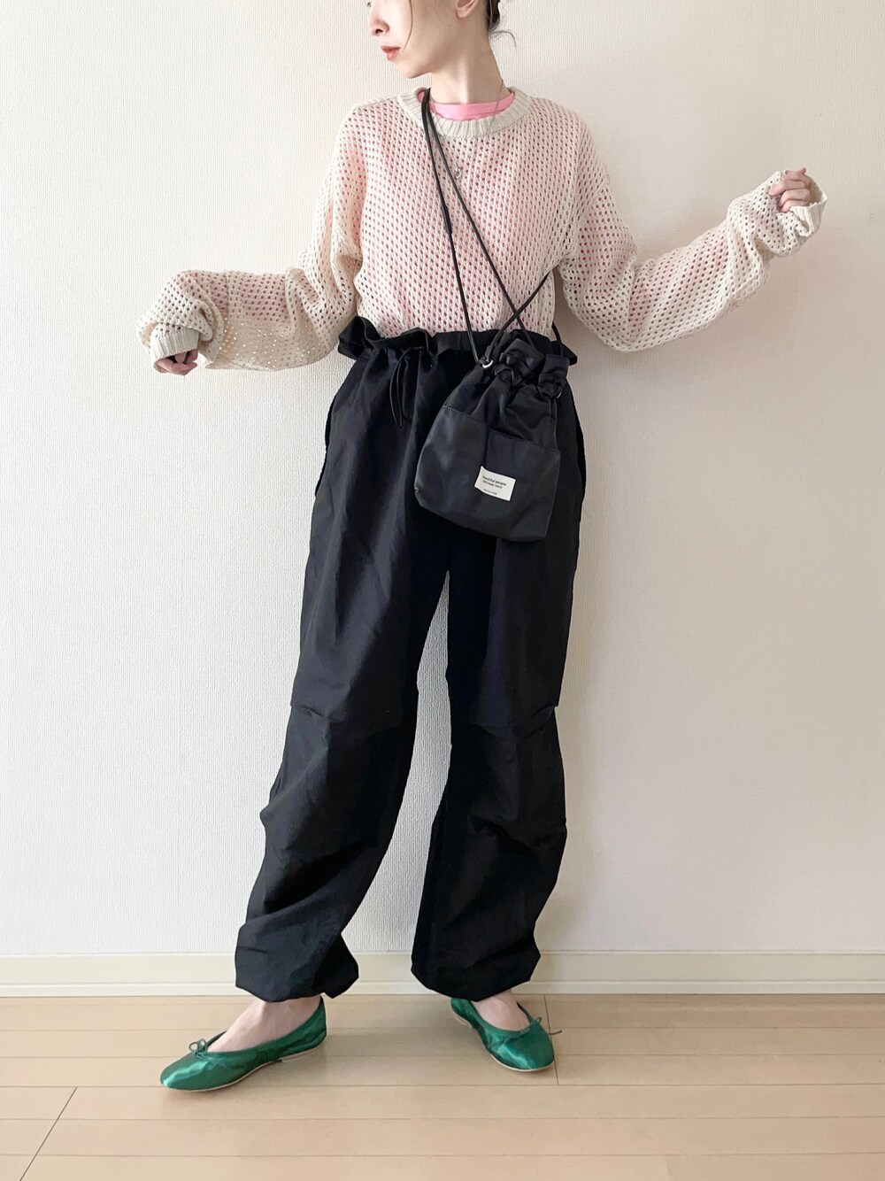 「メッシュ、レイヤードスタイル、パラシュートパンツ、Lee、バレエシューズ、ショルダーバッグ、巾着バッグ、大人カジュアル、オトナカジュアル、カジュアルコーデ、春コーデ」｜「select MOCAの2023 SS クルーネック透かし編みメッシュニットトップス（ニット/セーター、ホワイト系）」を使った、𝐀𝐍𝐘さん（レディース・156cm）の春コーディネートの1枚目の写真
